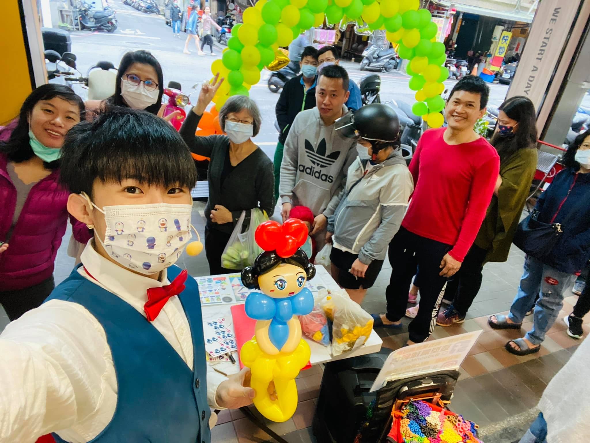 中和拉亞漢堡門市前，我自拍身後排隊民眾與白雪公主氣球