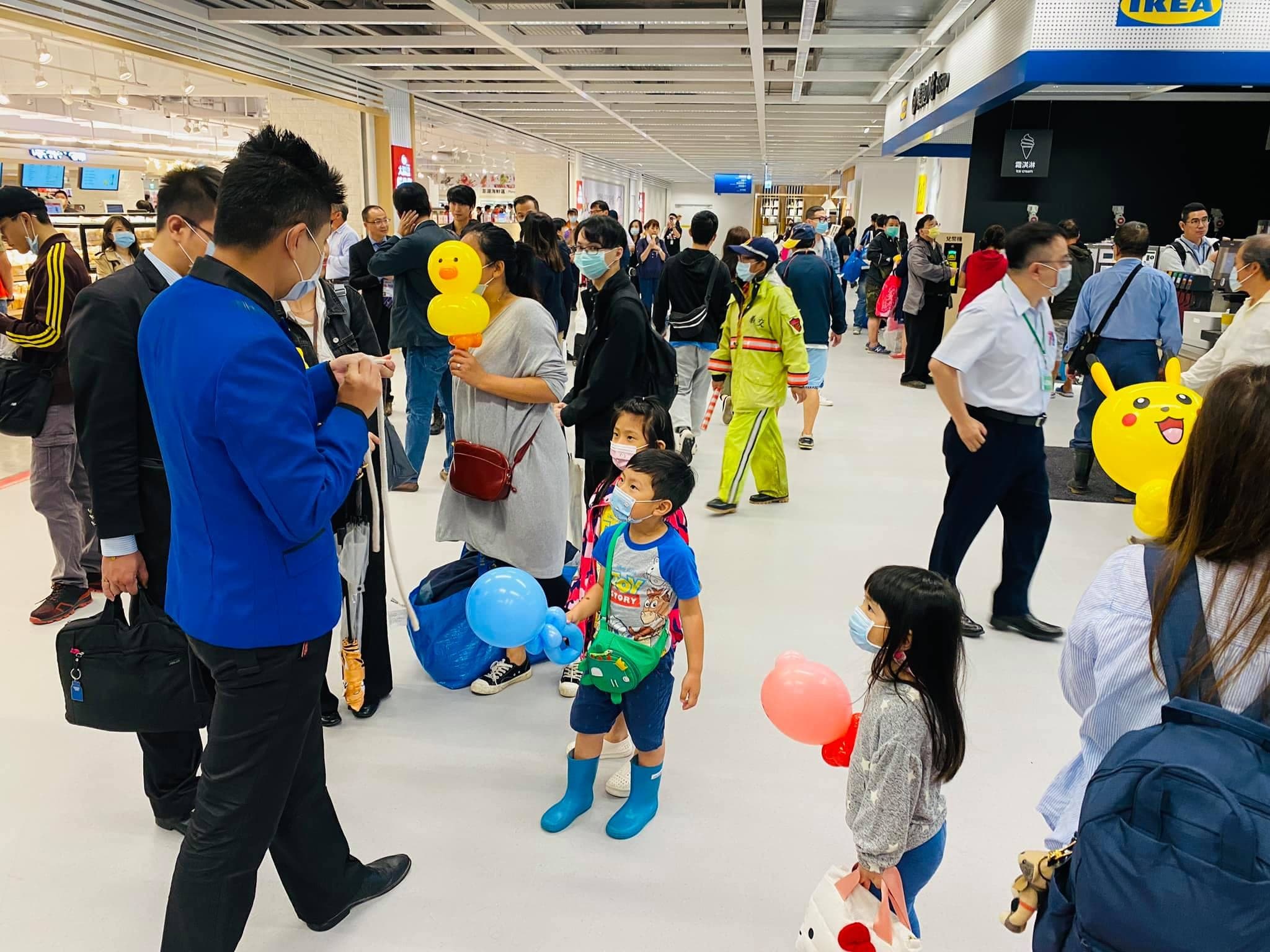 IKEA賣場入口人潮，小朋友手上拿著皮卡丘與藍色氣球