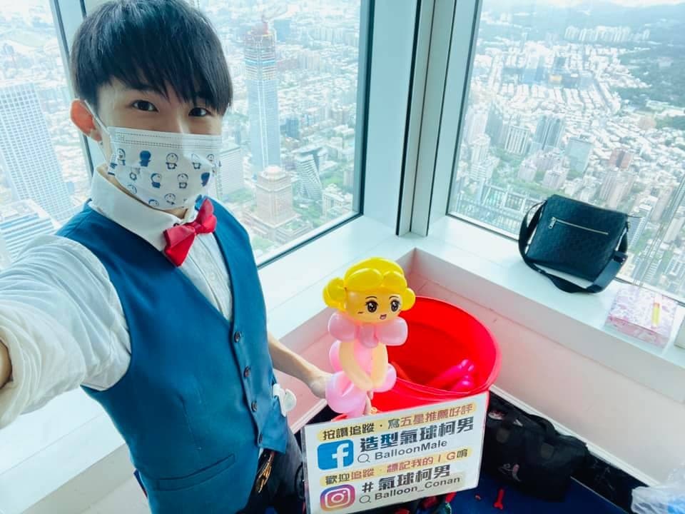 台北101八十六樓窗邊，柯男自拍身旁的金髮公主造型氣球