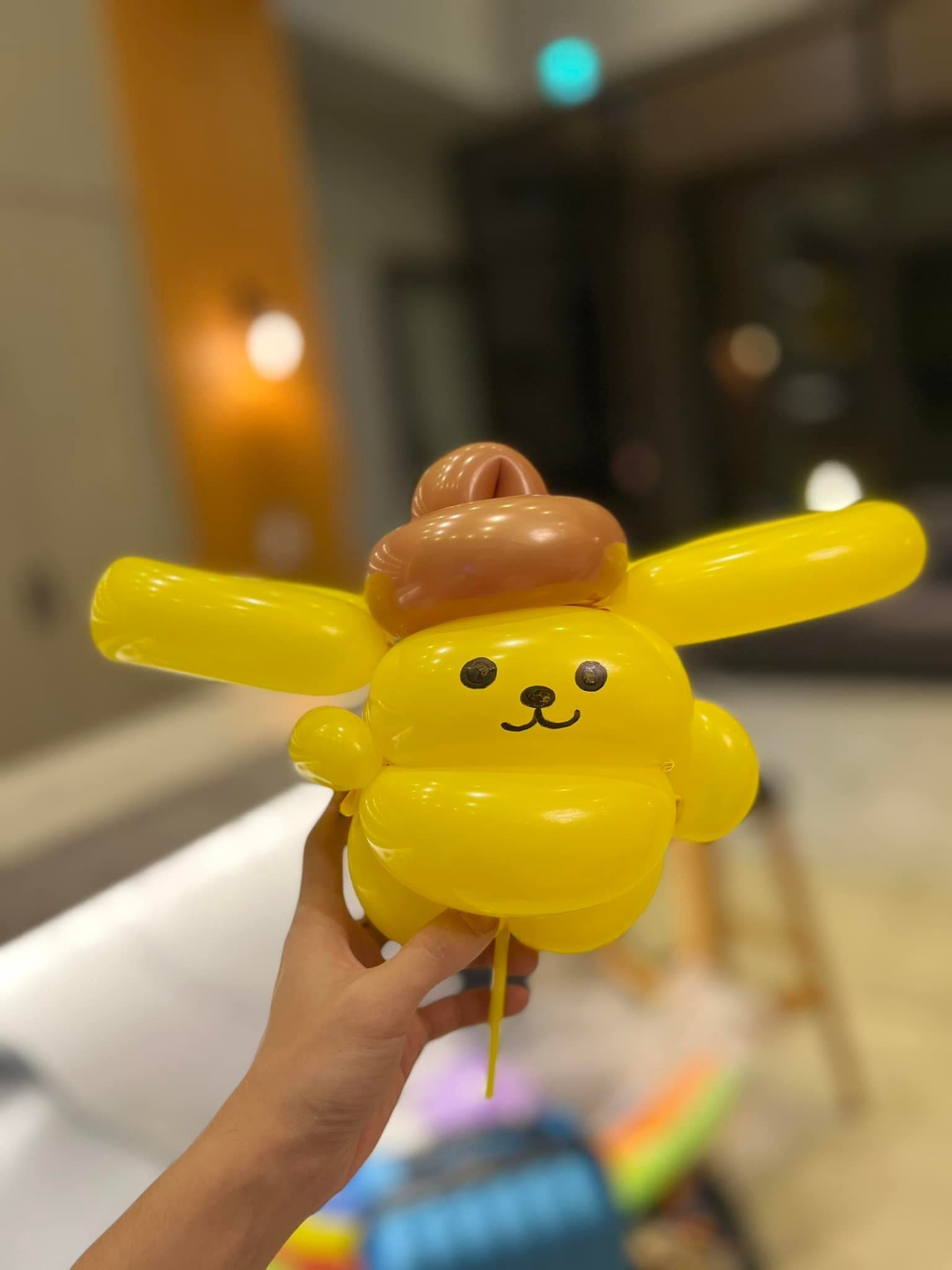 插在手持棒上的布丁狗造型氣球特寫