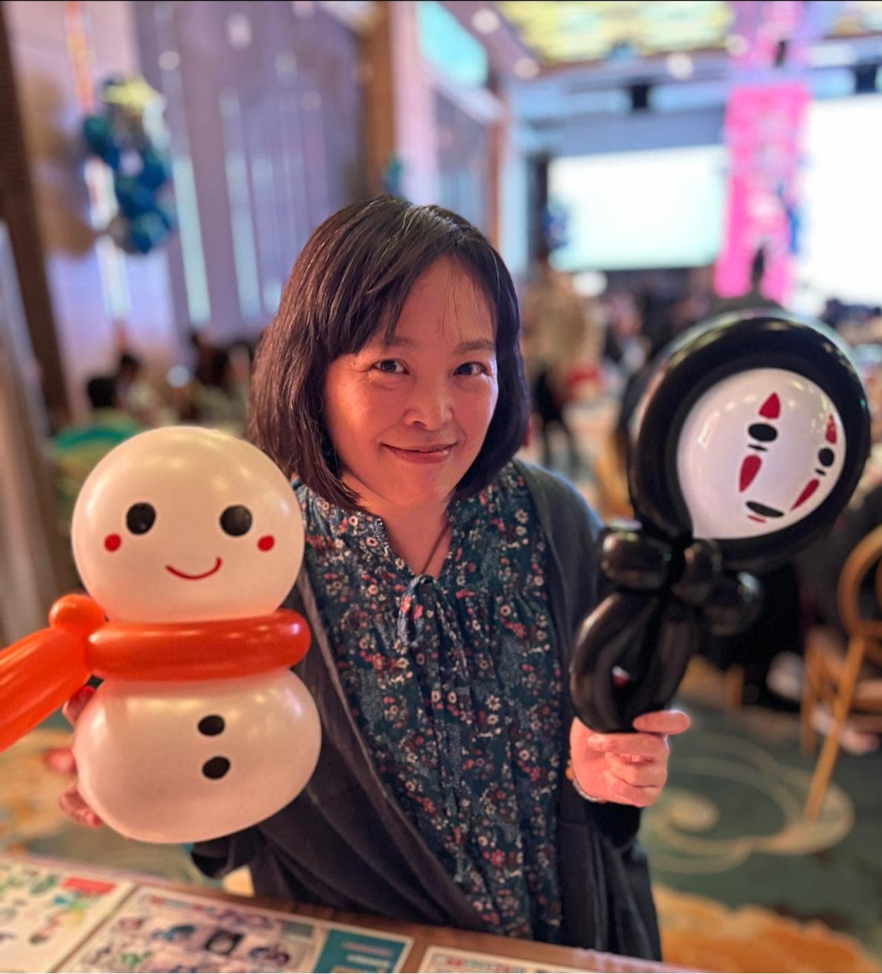 女性賓客拿著雪人與無臉男造型氣球