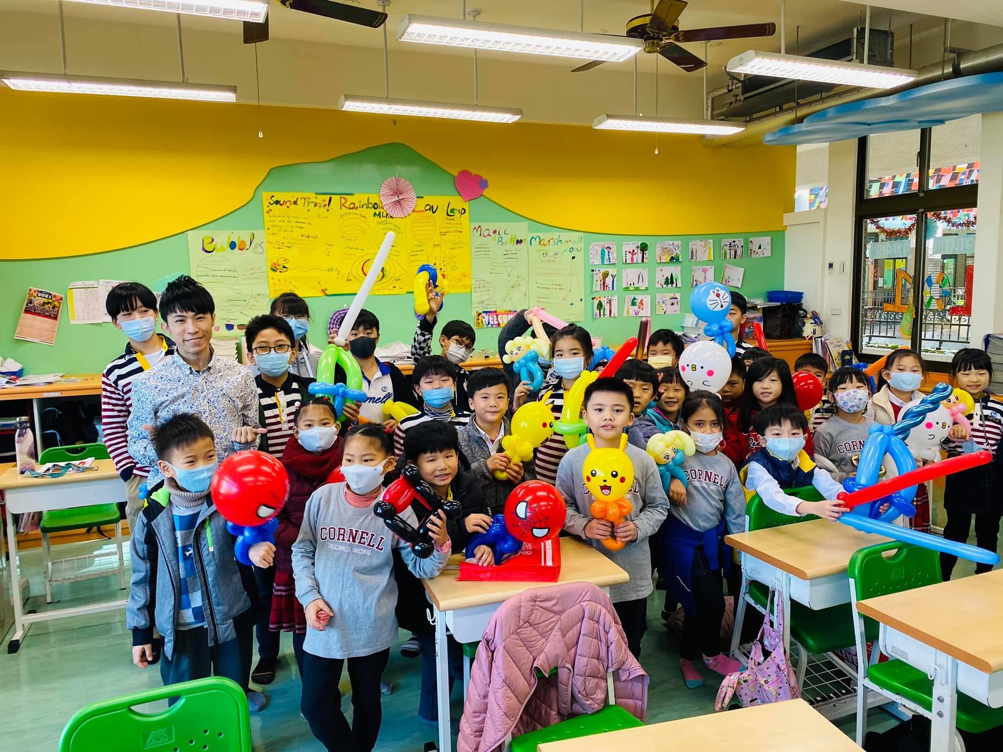 2021年1月康萊爾魔術社一班學生舉著造型氣球在教室合照
