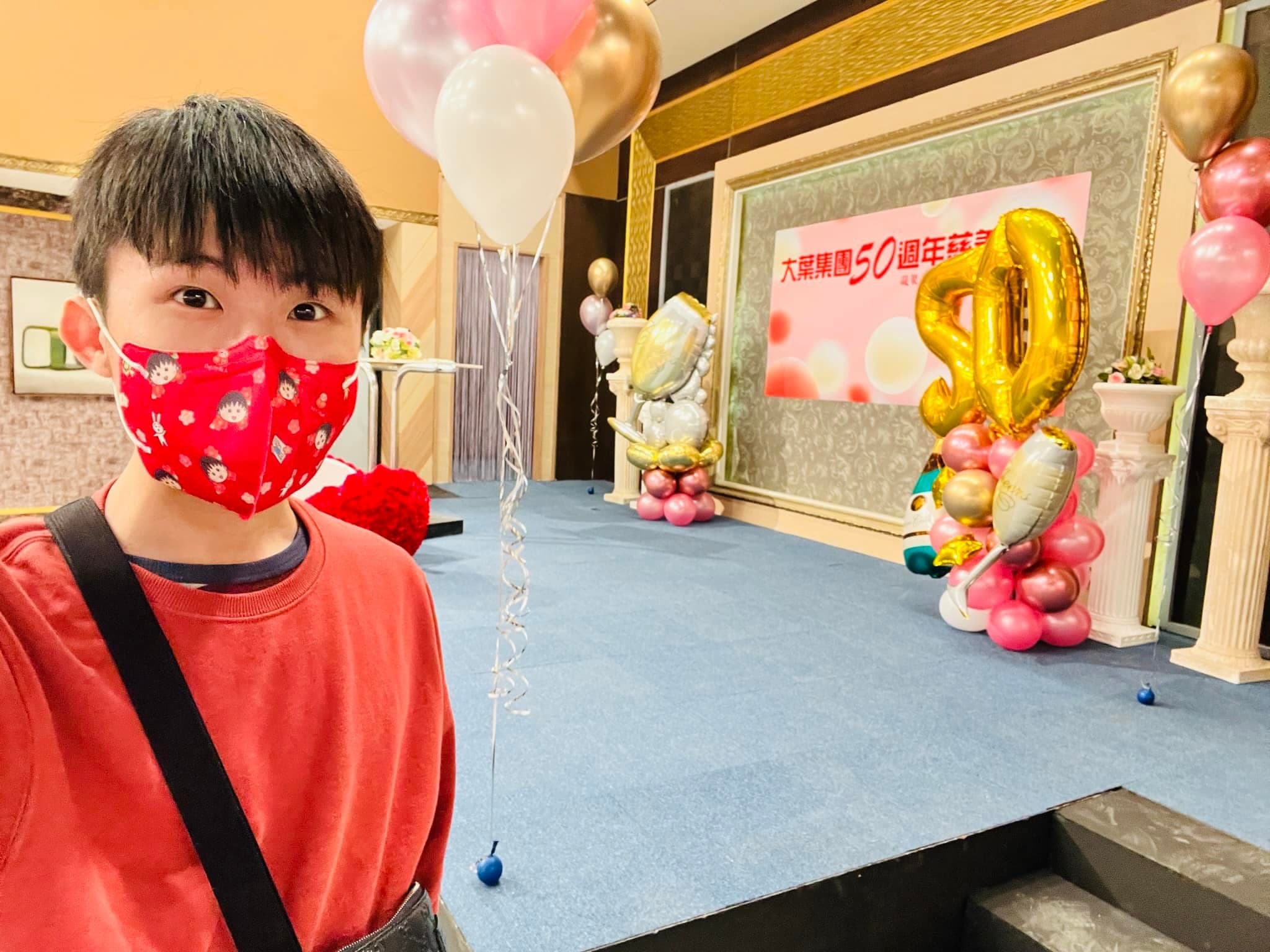 柯男在三立八點檔攝影棚舞台佈景前自拍