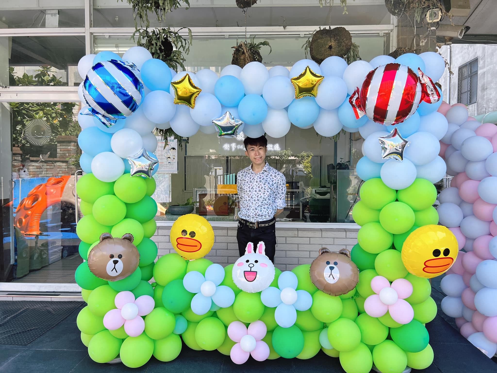 幼兒園門口的綠藍色氣球相框，下方是熊大、莎莉、兔兔與花朵