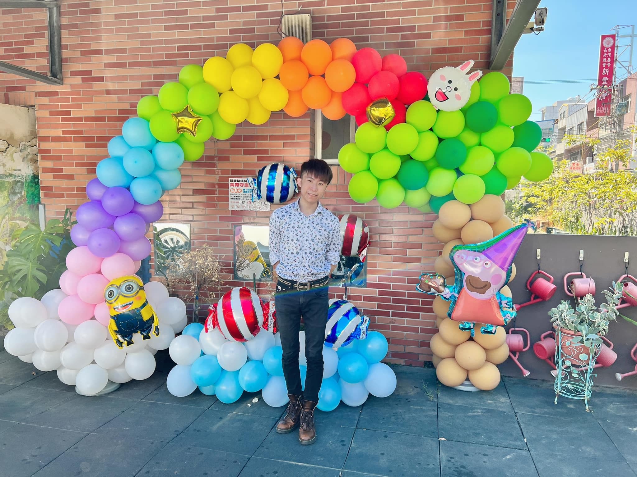 新竹幼兒園畢業彩虹氣球拱門，兩側是小小兵與佩佩豬鋁箔氣球
