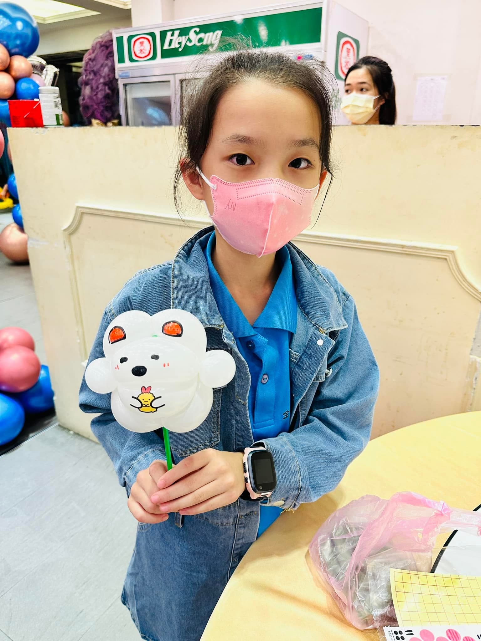 穿牛仔外套的女孩拿著白色小熊頭造型氣球棒