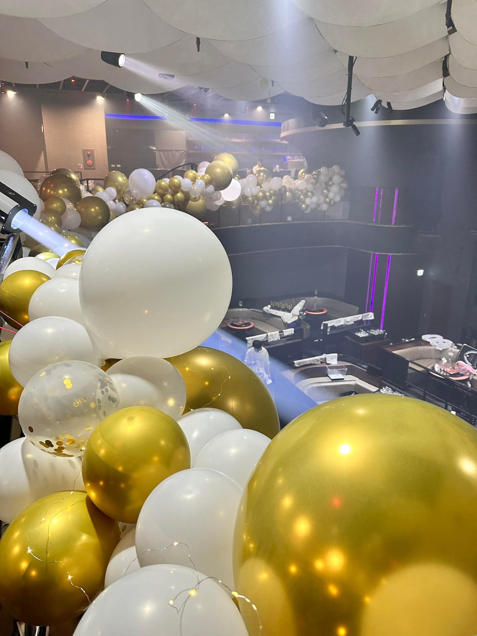 從二樓往下看台中 ALTA 舞池與 DJ 台，欄杆上滿是金白大小氣球