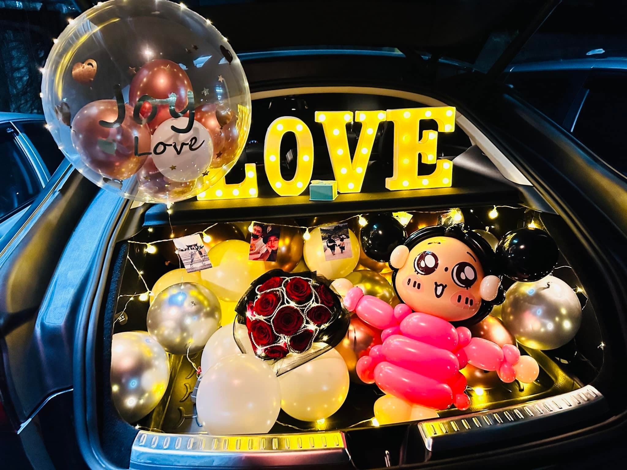 情人節後車廂告白佈置，LOVE 燈字、串燈、金銀氣球與玫瑰花束