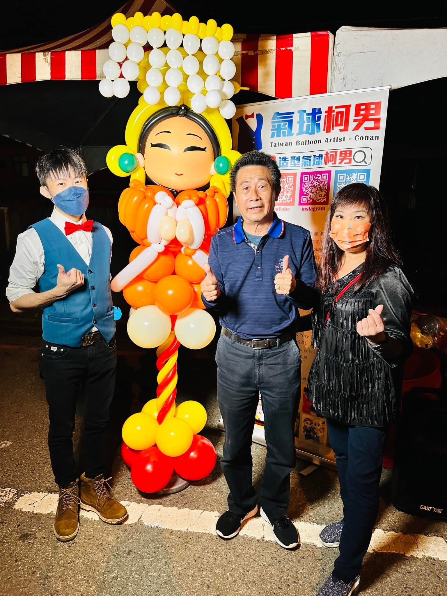 柯男與柯爹、柯媽在媽祖氣球前比讚合照