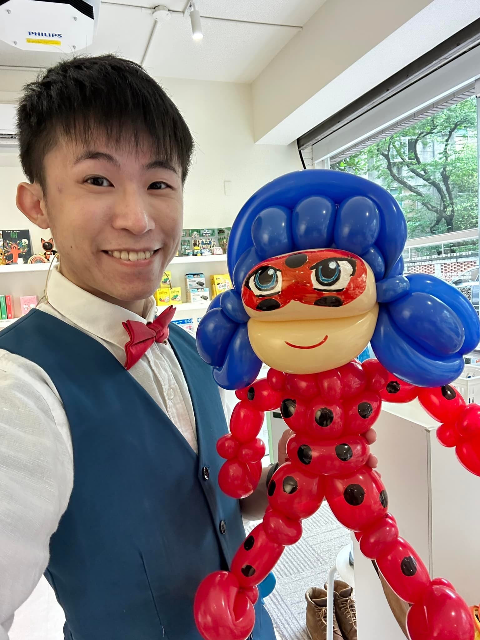 柯男和藍色雙馬尾、紅底黑點的瓢蟲少女造型氣球自拍