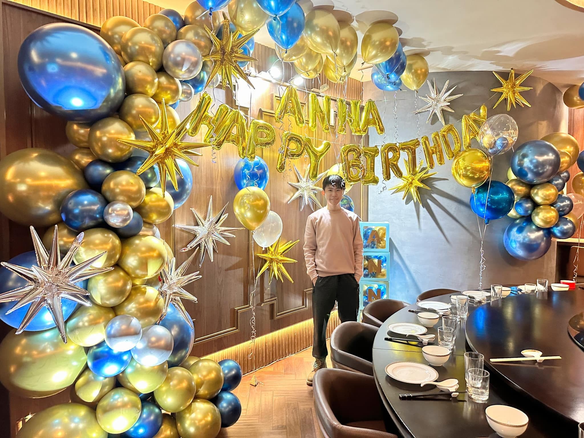 餐廳包廂的金屬藍金色氣球牆與金色 HAPPY BIRTHDAY 字母氣球