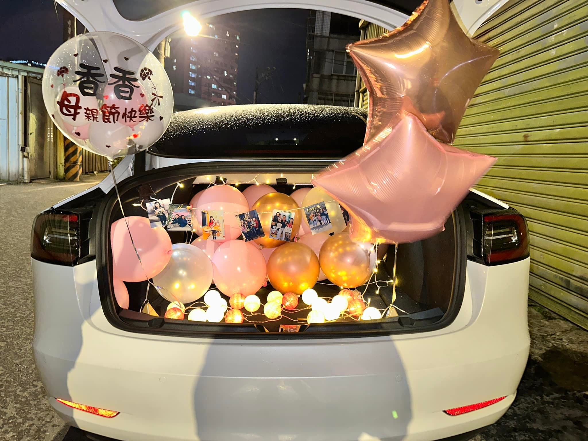 母親節後車廂驚喜佈置，粉橘色氣球、照片與星星燈串