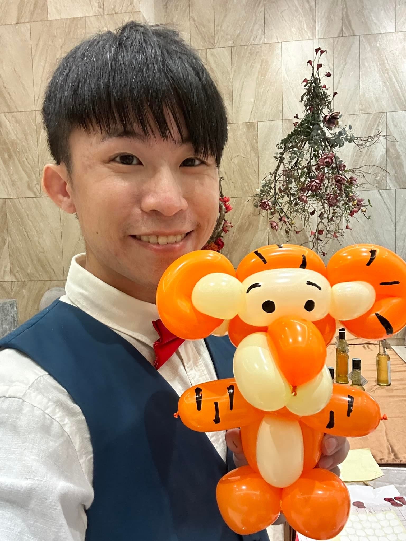 台南婚禮現場，柯男拿著橘色黑條紋的跳跳虎造型氣球自拍