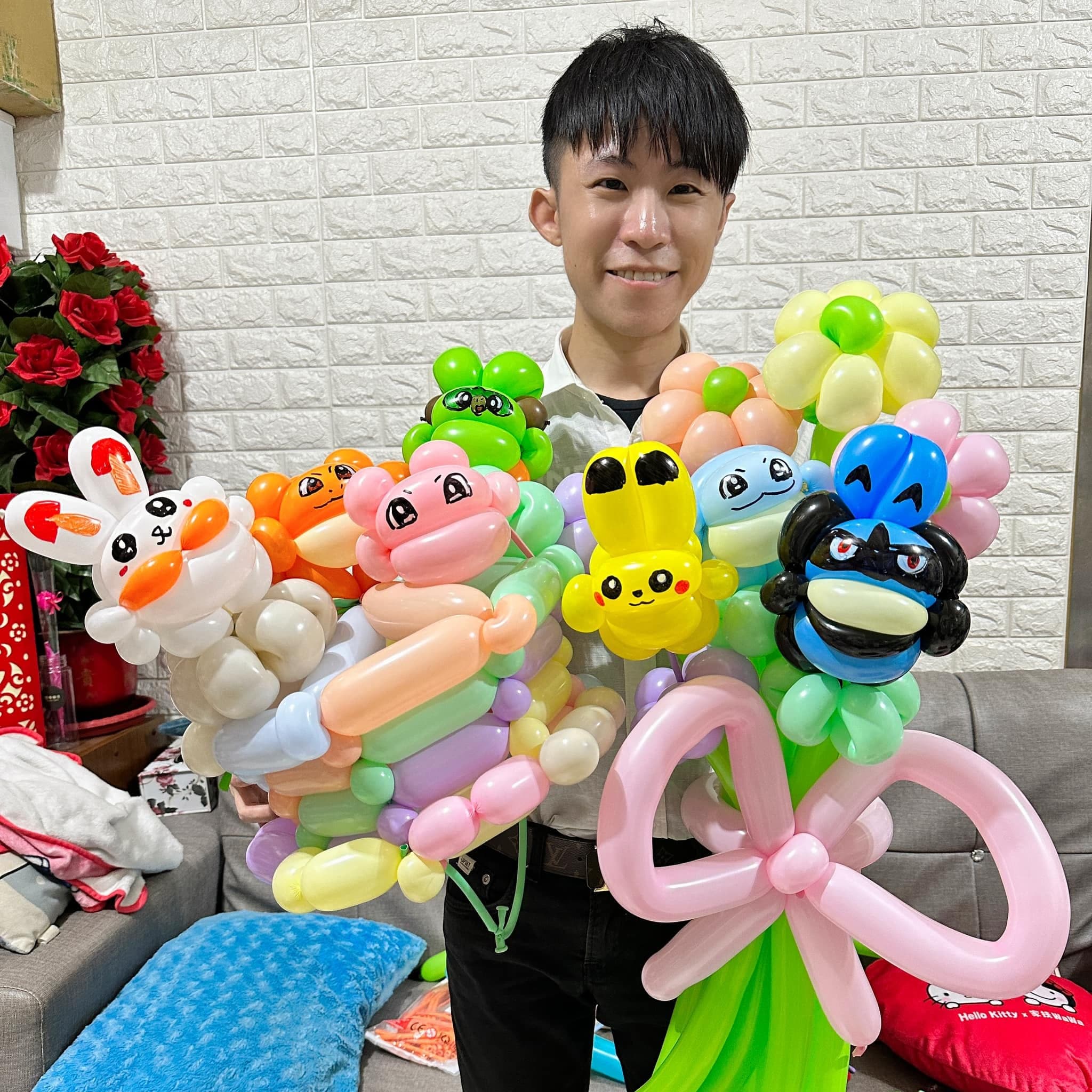 柯男雙手拿著兩束角色氣球花束，左邊是粉色系提籃、右邊是寶可夢花束