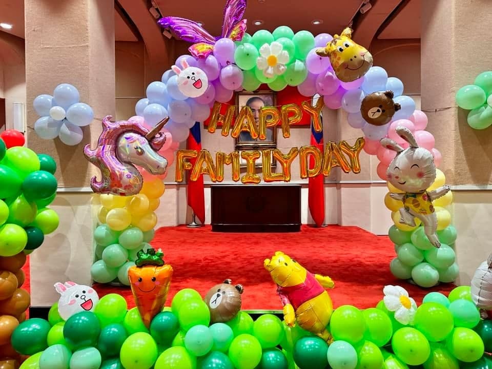 2023 年 8 月 FAMILY DAY 佈置，粉彩氣球拱門掛著獨角獸、長頸鹿與兔子鋁箔氣球