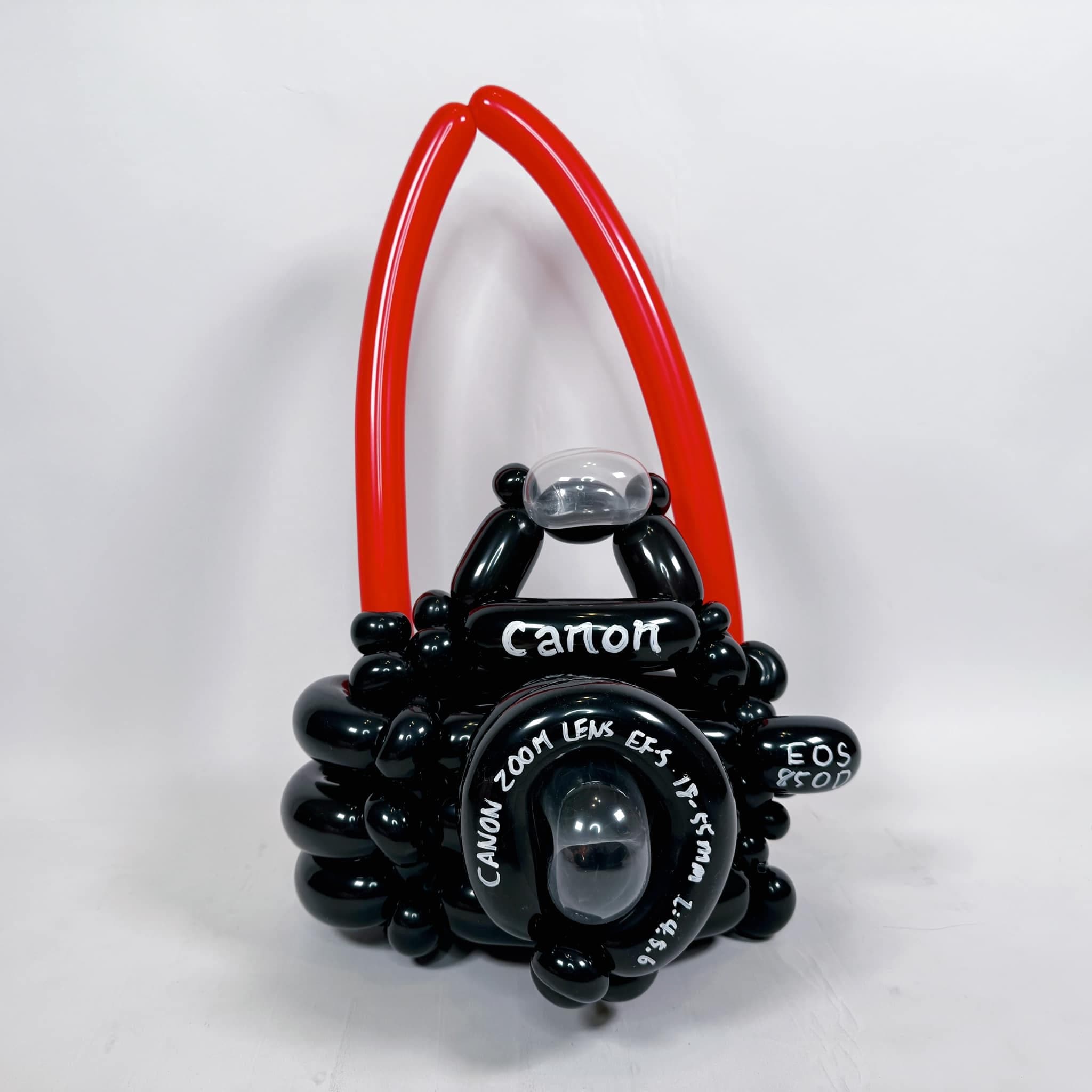 2023 年 10 月的黑色 Canon 單眼相機造型氣球,配紅色背帶