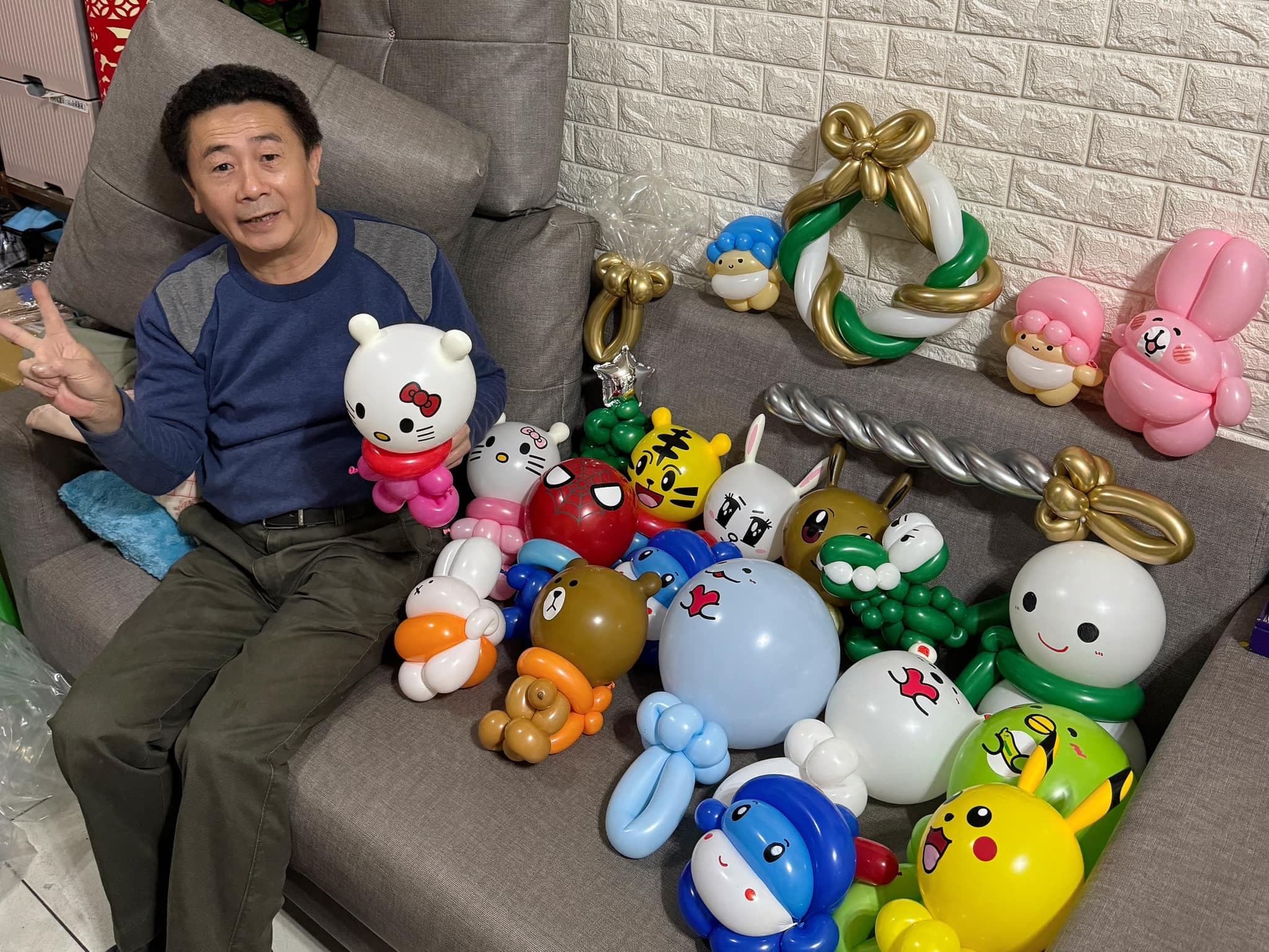 沙發上擺滿聖誕花圈、Hello Kitty、巧虎、皮卡丘等造型氣球