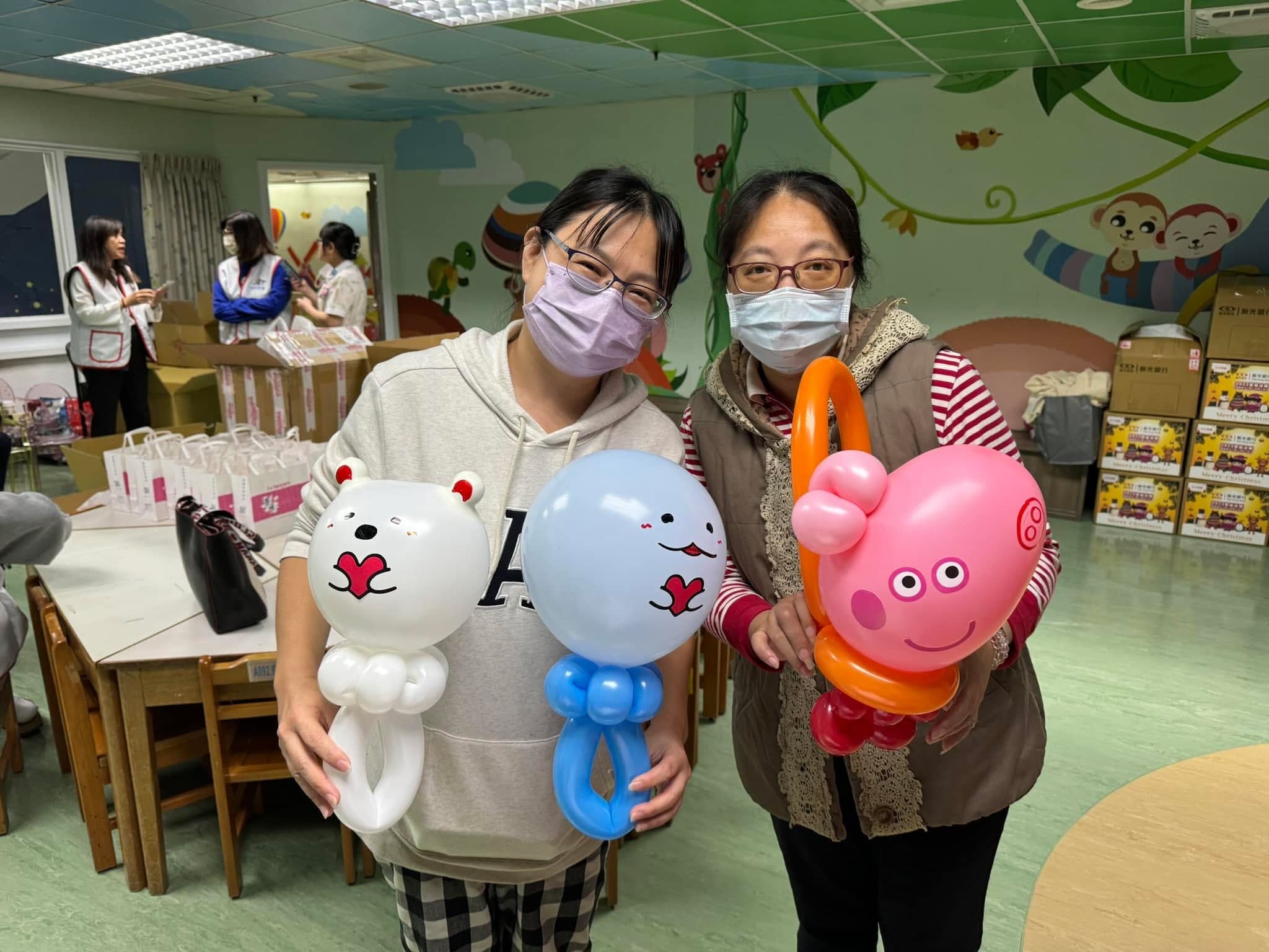兩位家屬拿著白熊、藍色圓臉與佩佩豬造型氣球