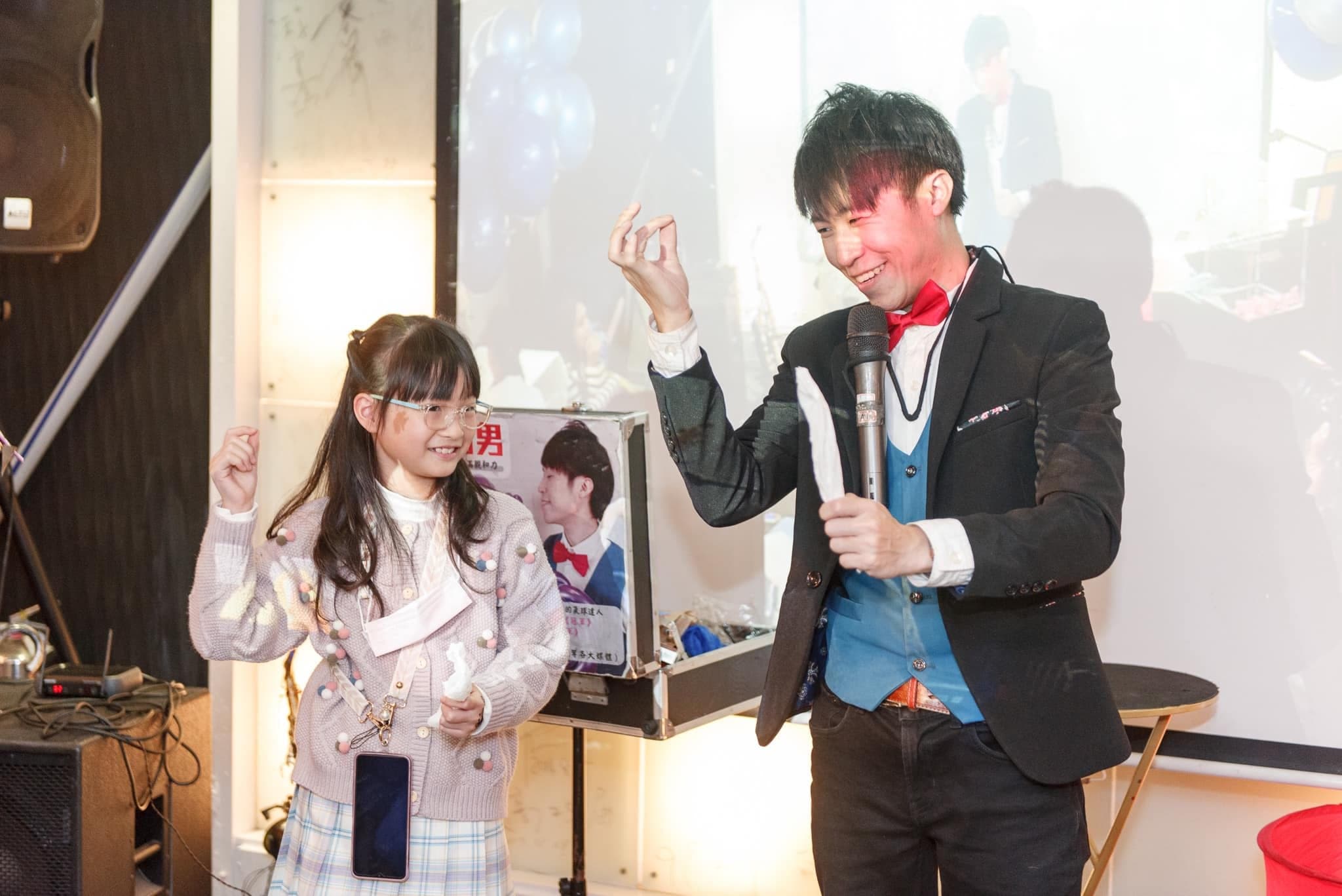 遊艇派對上協助魔術的女孩做出驚訝表情