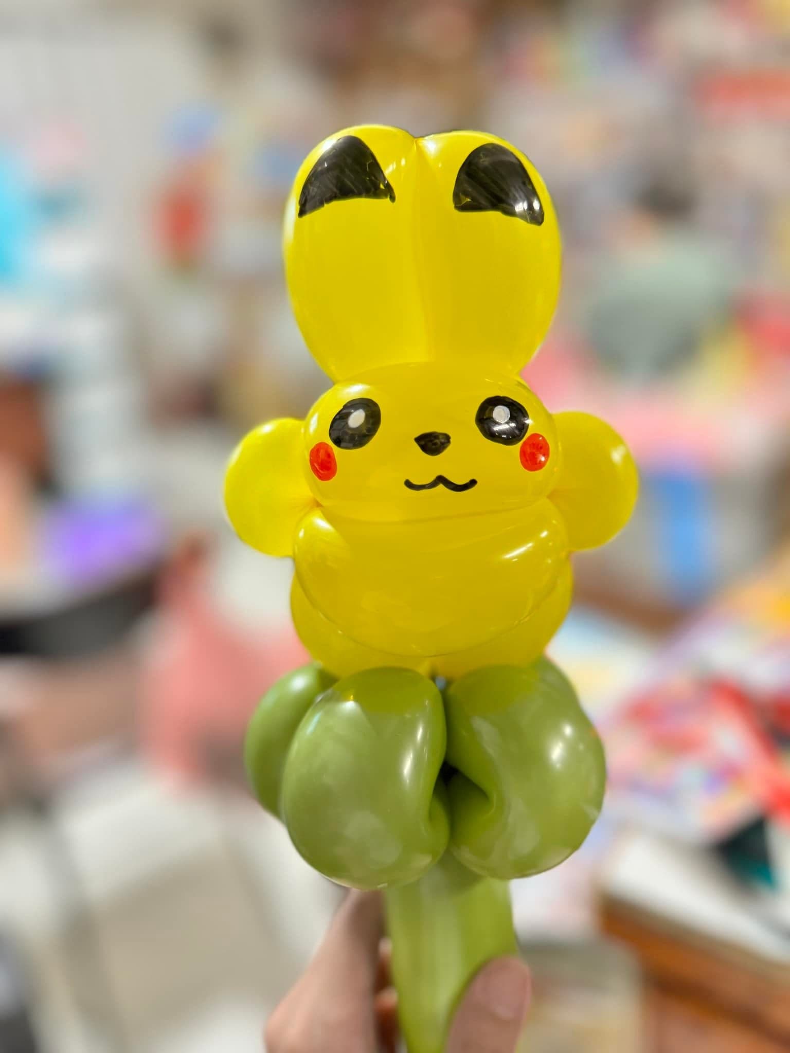 黃色皮卡丘造型氣球花，黑色耳尖、紅色臉頰