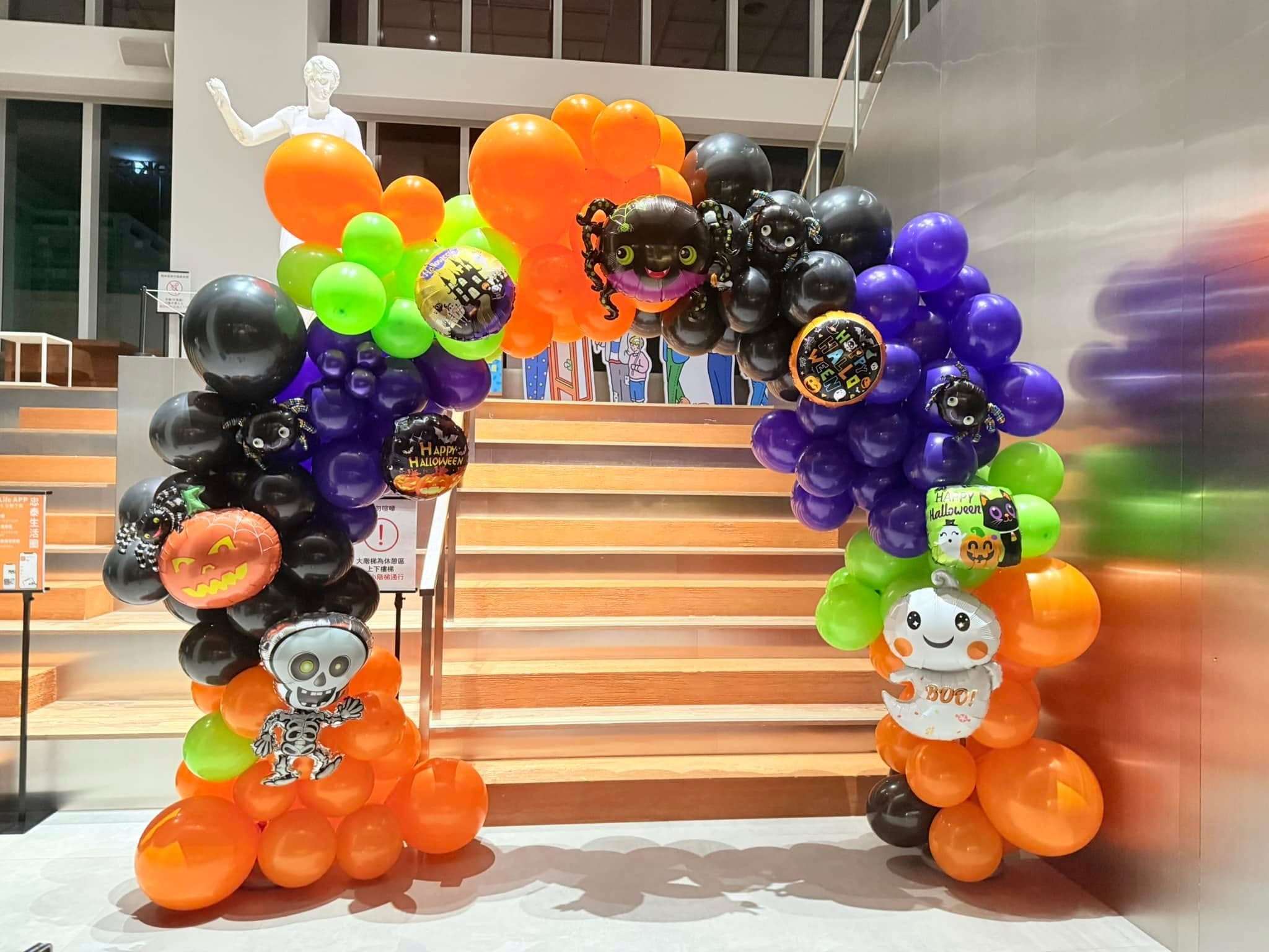台北大直 NOKE 忠泰樂生活階梯前的橘黑紫綠萬聖節氣球拱門