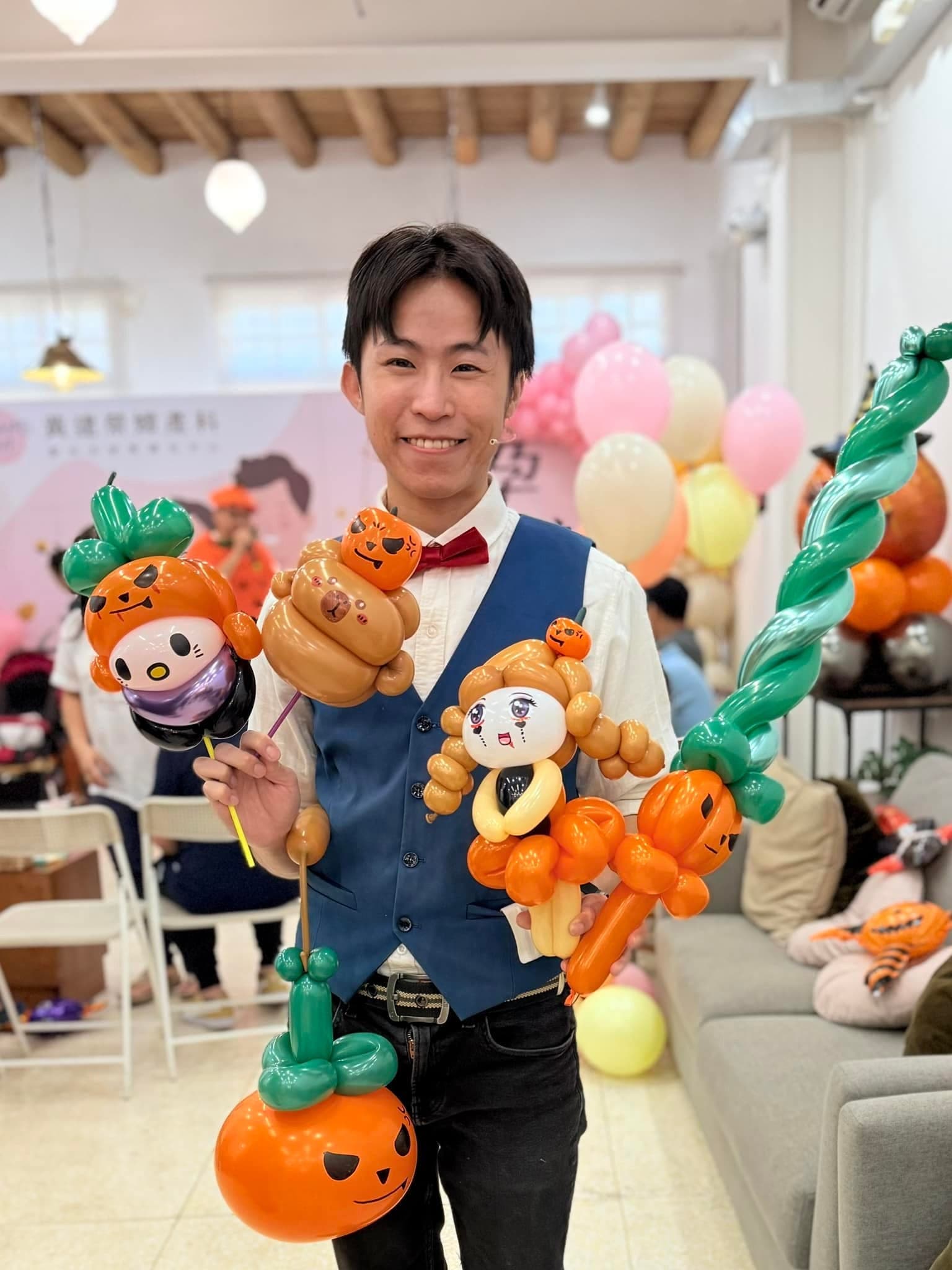 柯男手拿南瓜裝 Kitty、南瓜頭飾卡比巴拉、捲髮女孩與南瓜寶劍等萬聖節造型氣球