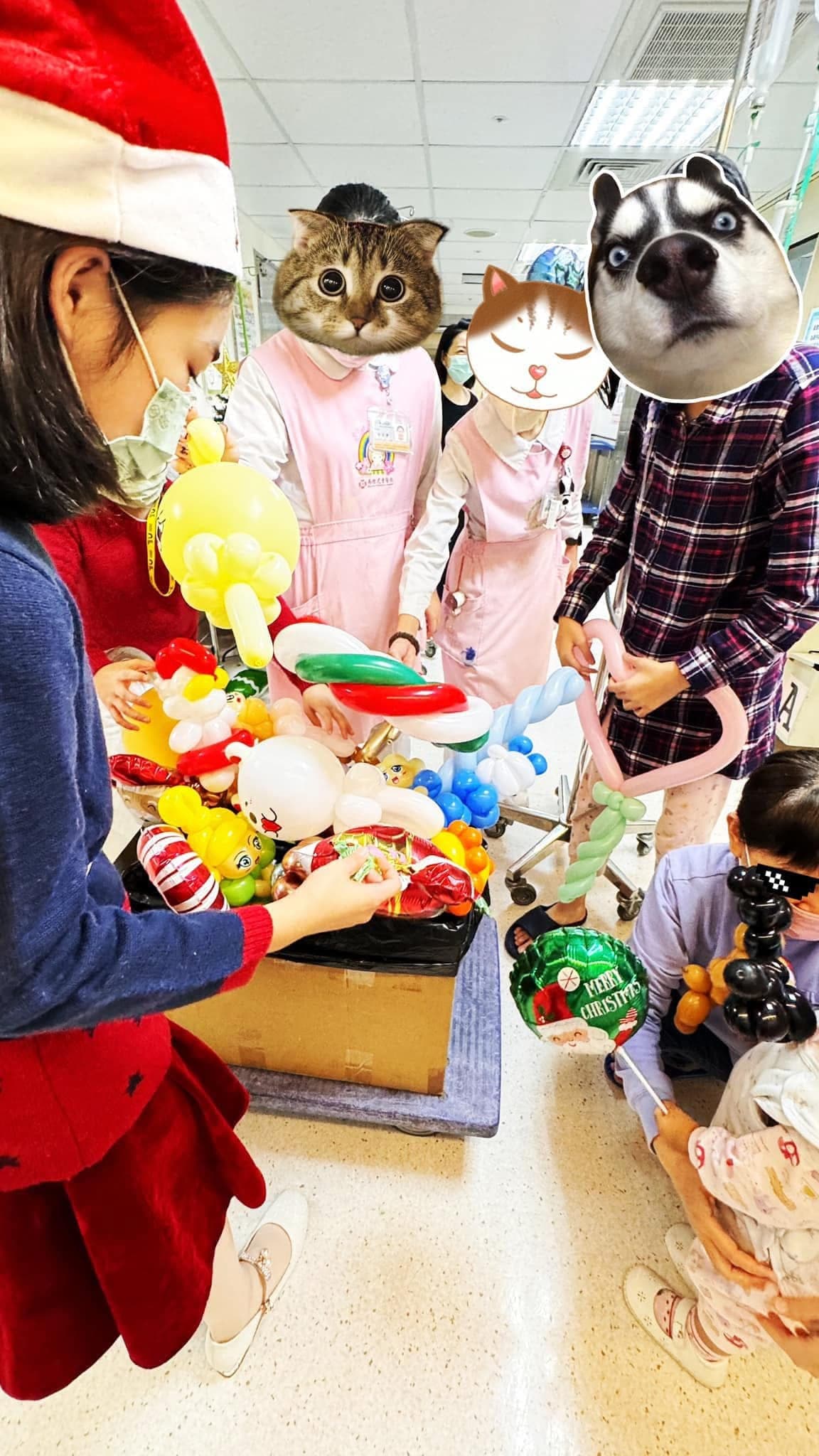 病房氣球委託，走廊上戴聖誕帽的女孩從箱子拿出造型氣球分給孩子