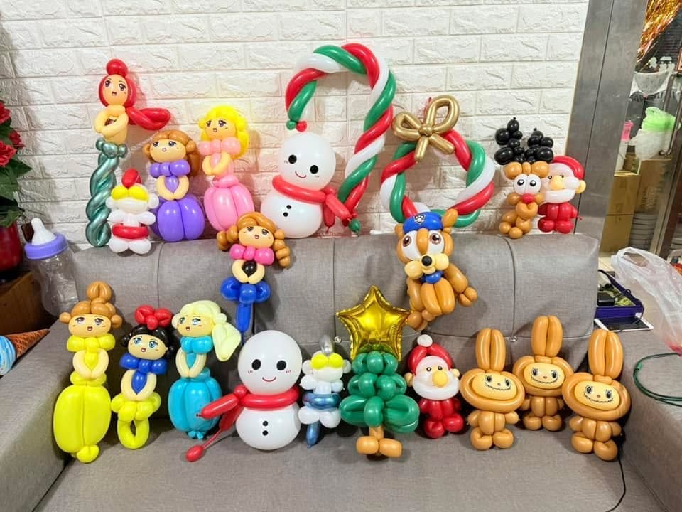 沙發上擺滿聖誕節造型氣球，有公主、雪人、聖誕老公公、聖誕樹、拐杖糖與花圈