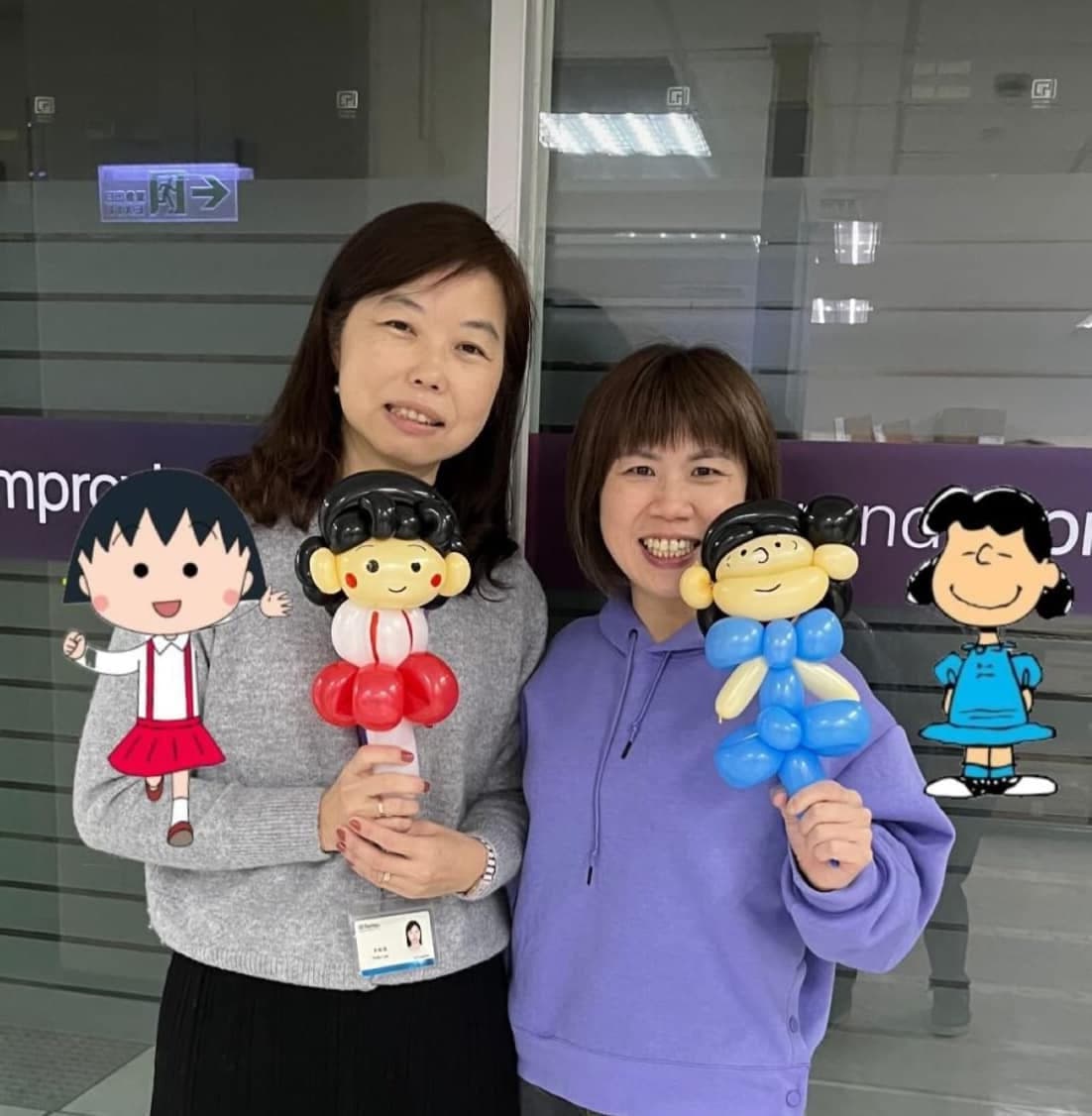 兩位女士各拿一隻黑髮娃娃造型氣球，旁邊貼著櫻桃小丸子與史努比漫畫角色貼圖