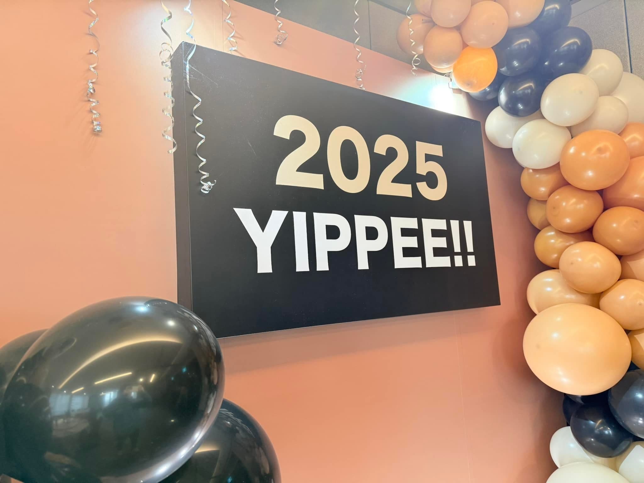 2 月春酒場：YIPPEE 看板特寫與奶茶色、白色氣球