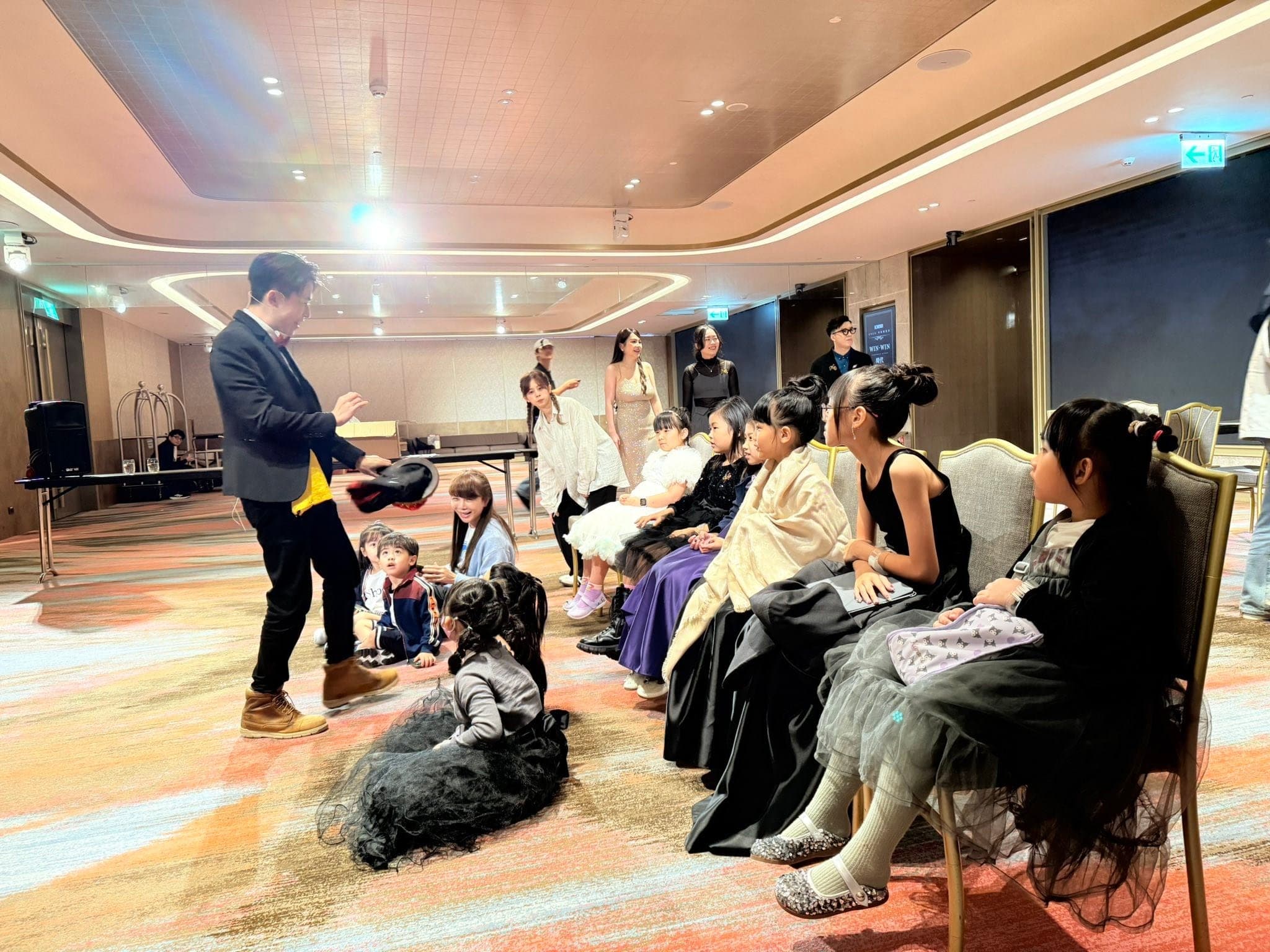 飯店宴會廳兒童魔術表演，穿禮服的小朋友坐成一排觀看