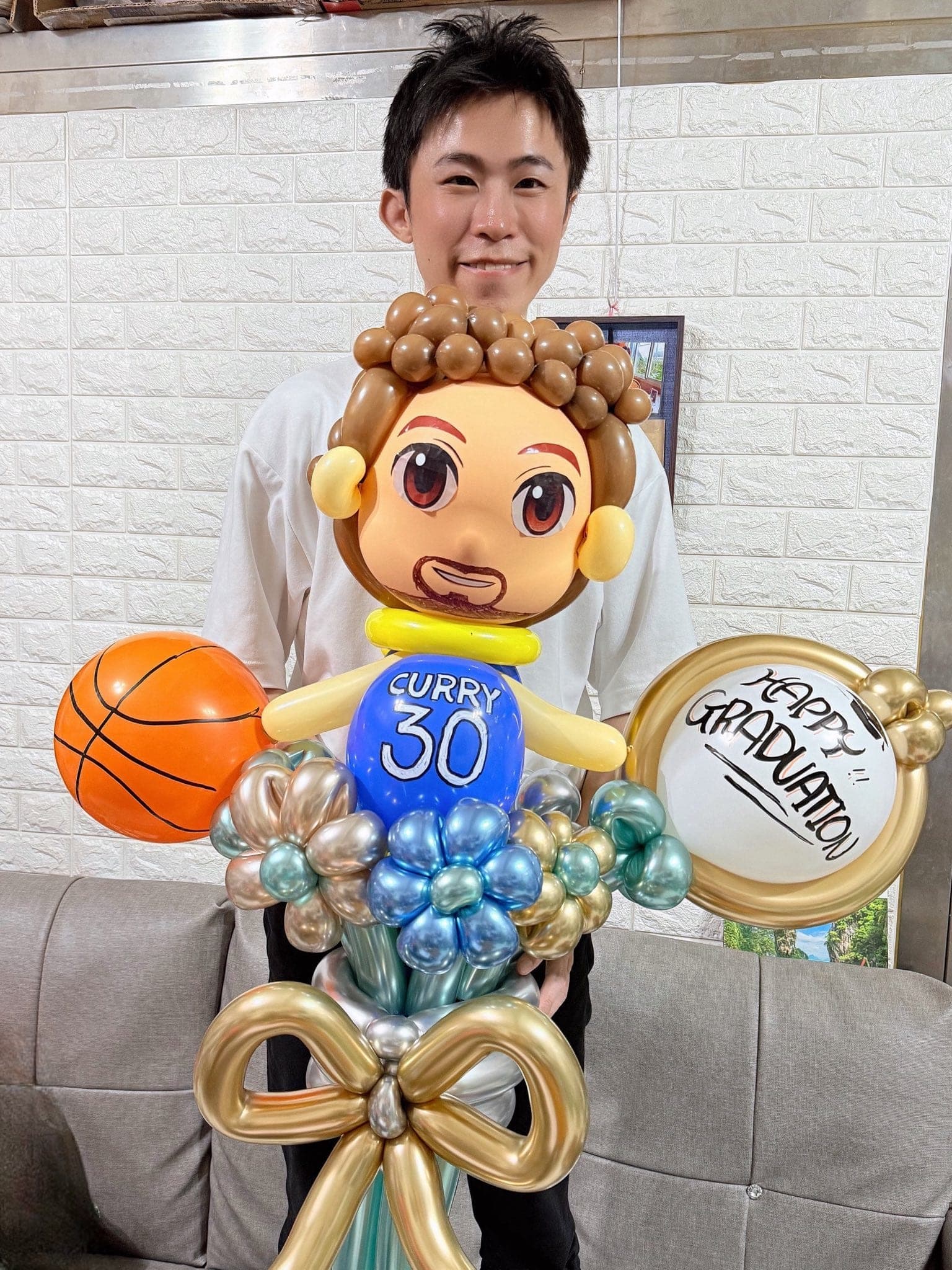 Curry 花束訂單：藍色 30 號球衣人偶與籃球畢業花束
