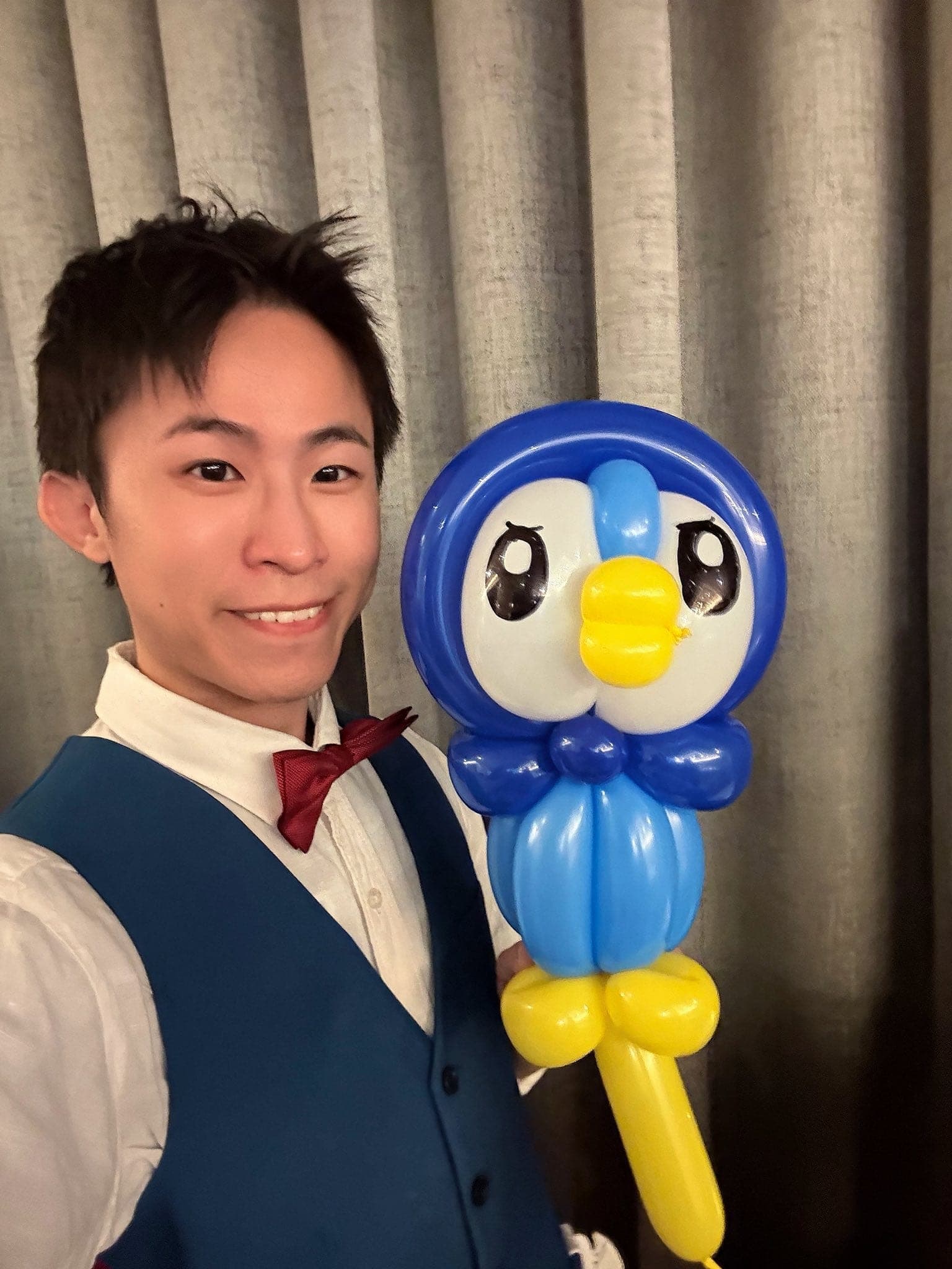 國小六年級那場：藍頭黃嘴企鵝造型氣球棒