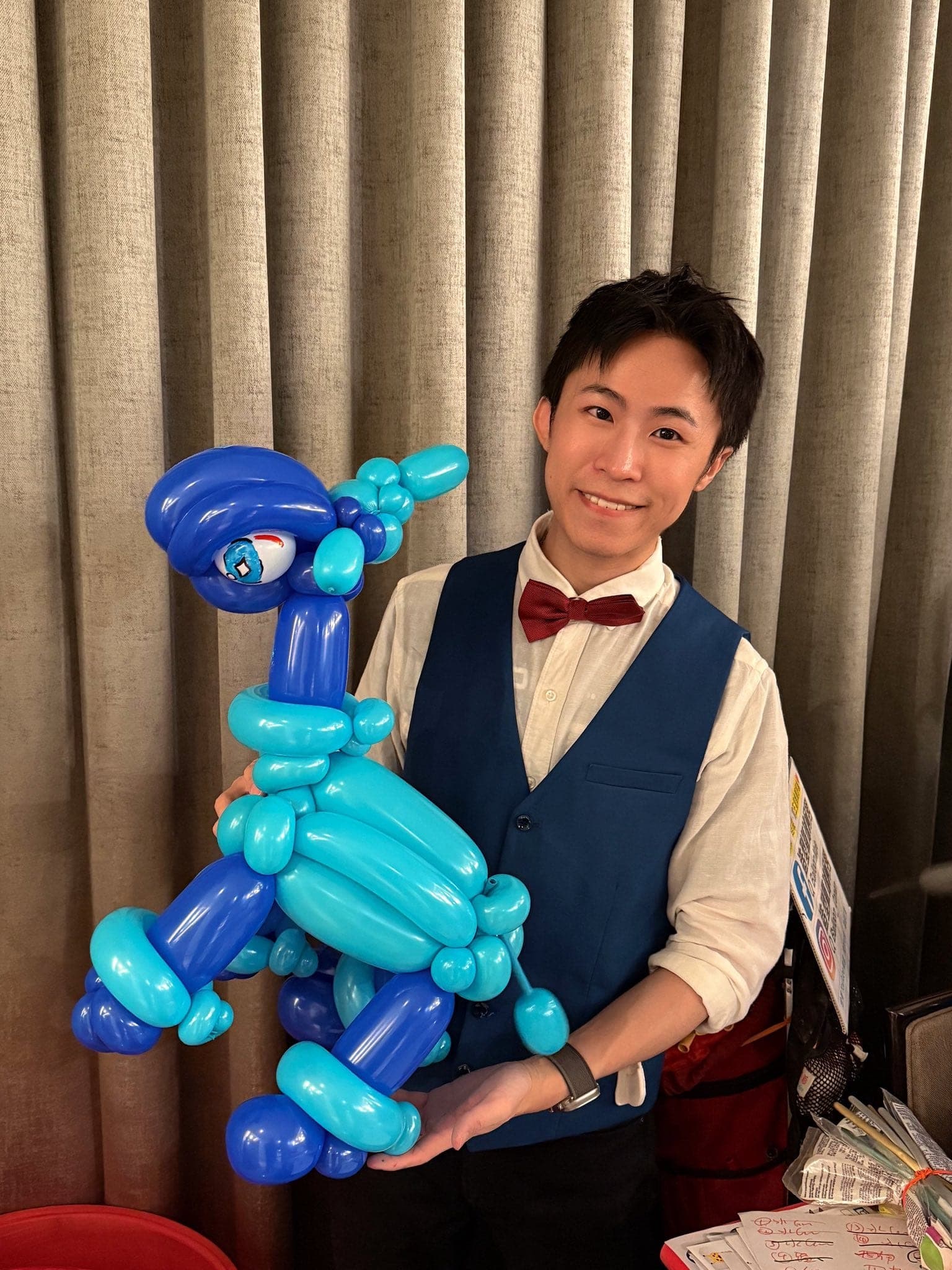 國小六年級那場：柯男抱著大型藍色寶可夢氣球