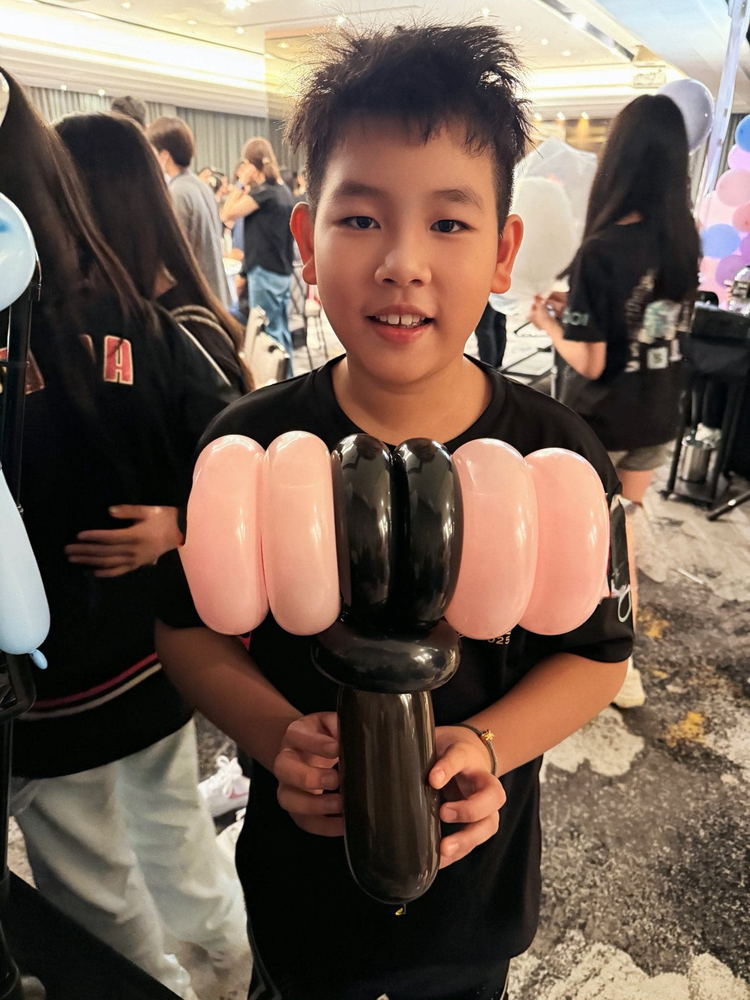 國小六年級那場：男孩握 BLACKPINK 粉紅黑小錘子應援棒造型氣球