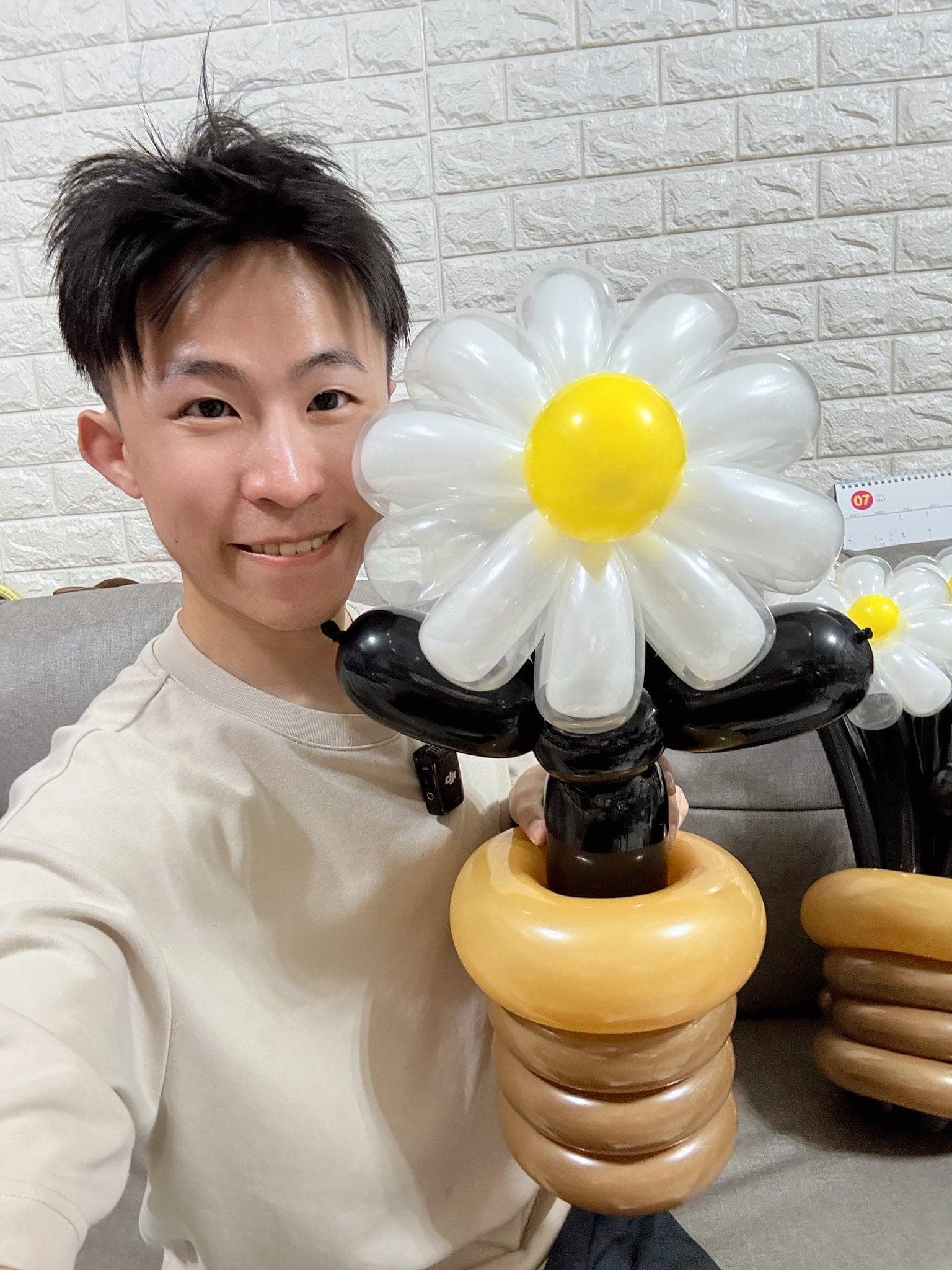 GD 慶功宴那場：柯男手拿單朵小雛菊氣球