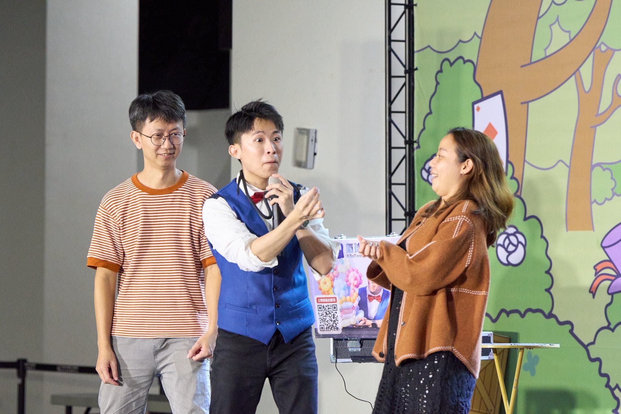 柯男拿著麥克風邀請兩位大人上台互動