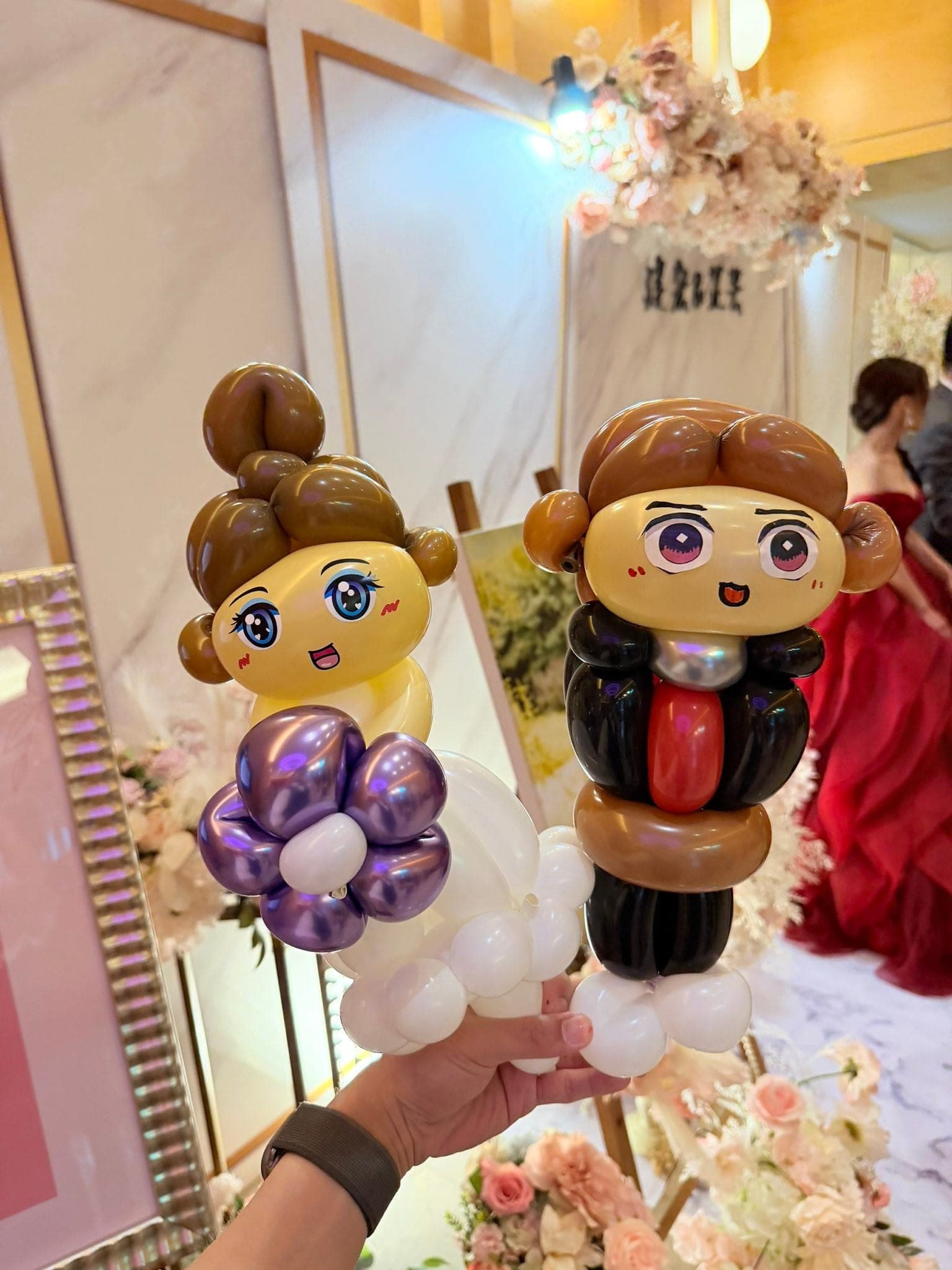 11 月宜蘭婚宴：手拿新娘與新郎造型氣球，新娘盤髮配紫色捧花