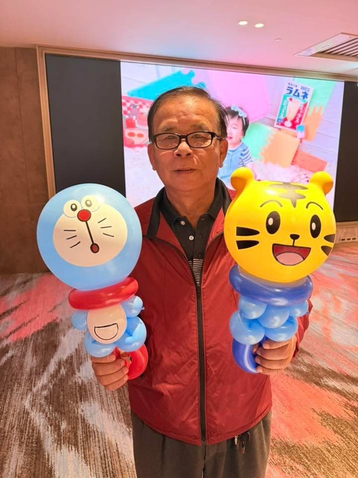 1 月另一場婚禮：戴眼鏡長輩拿哆啦A夢與巧虎氣球
