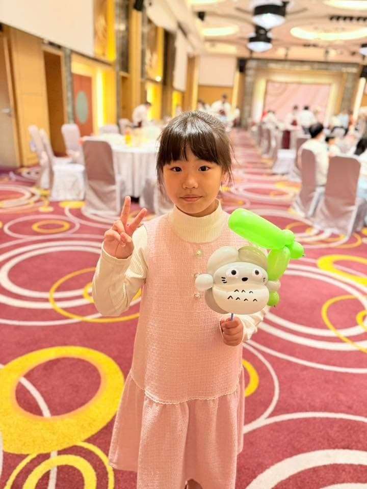 11 月宜蘭婚宴：粉紅背心裙小女孩手拿灰白色頭頂綠葉造型氣球