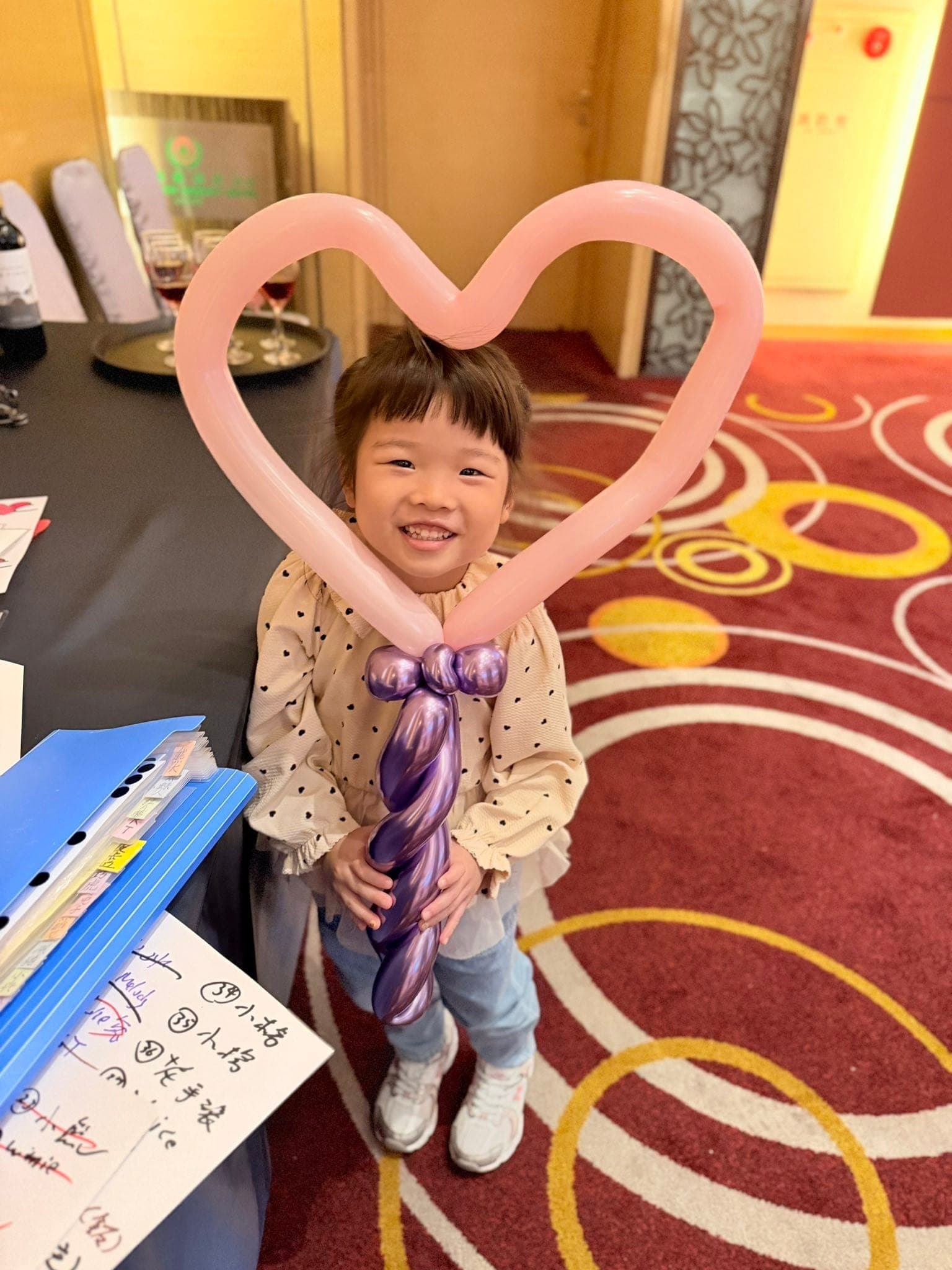 11 月宜蘭婚宴：小女孩把粉紅色愛心魔杖氣球舉在臉前笑開懷