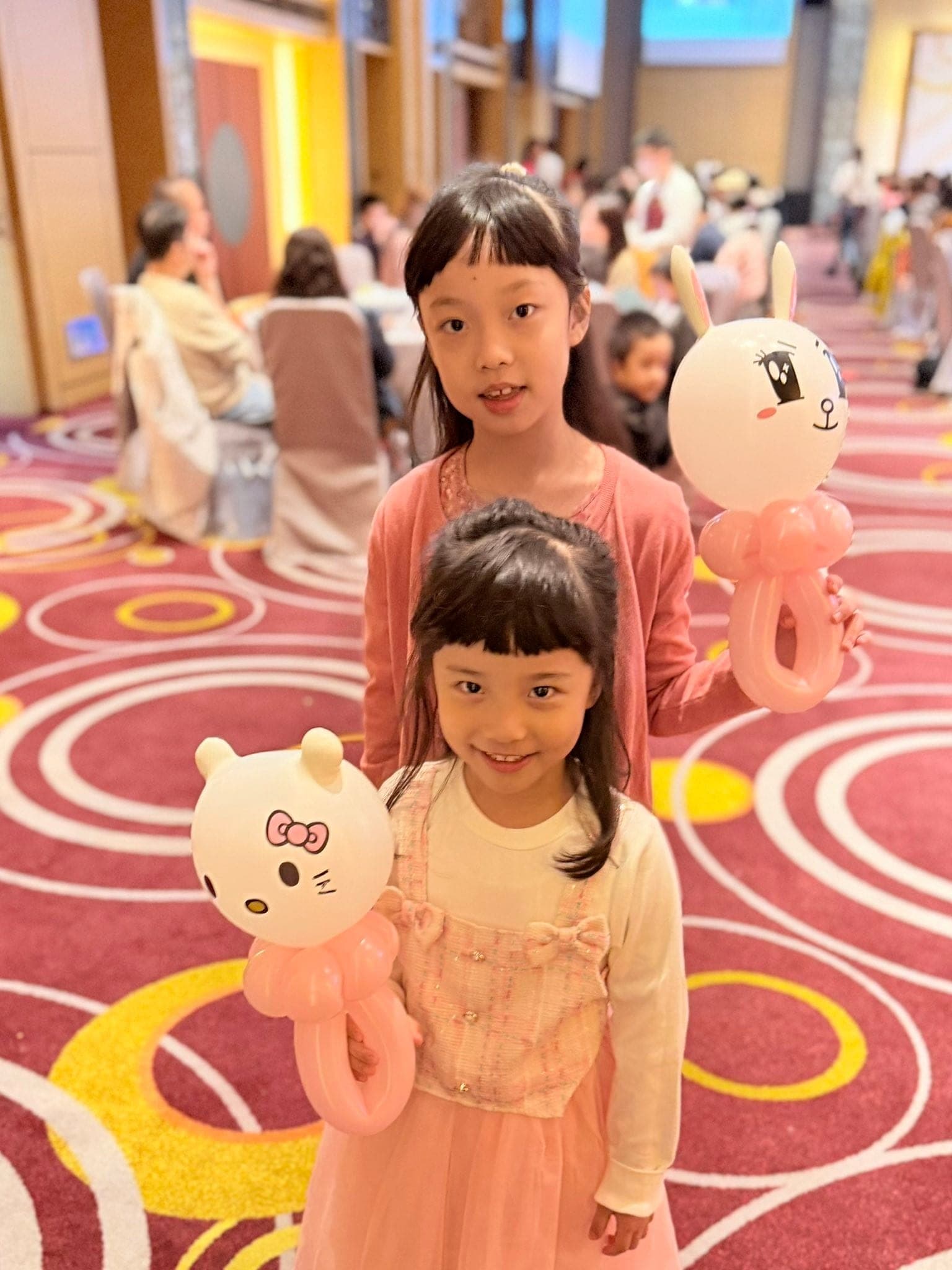 11 月宜蘭婚宴：兩個女孩分別拿 Hello Kitty 與白色兔子氣球