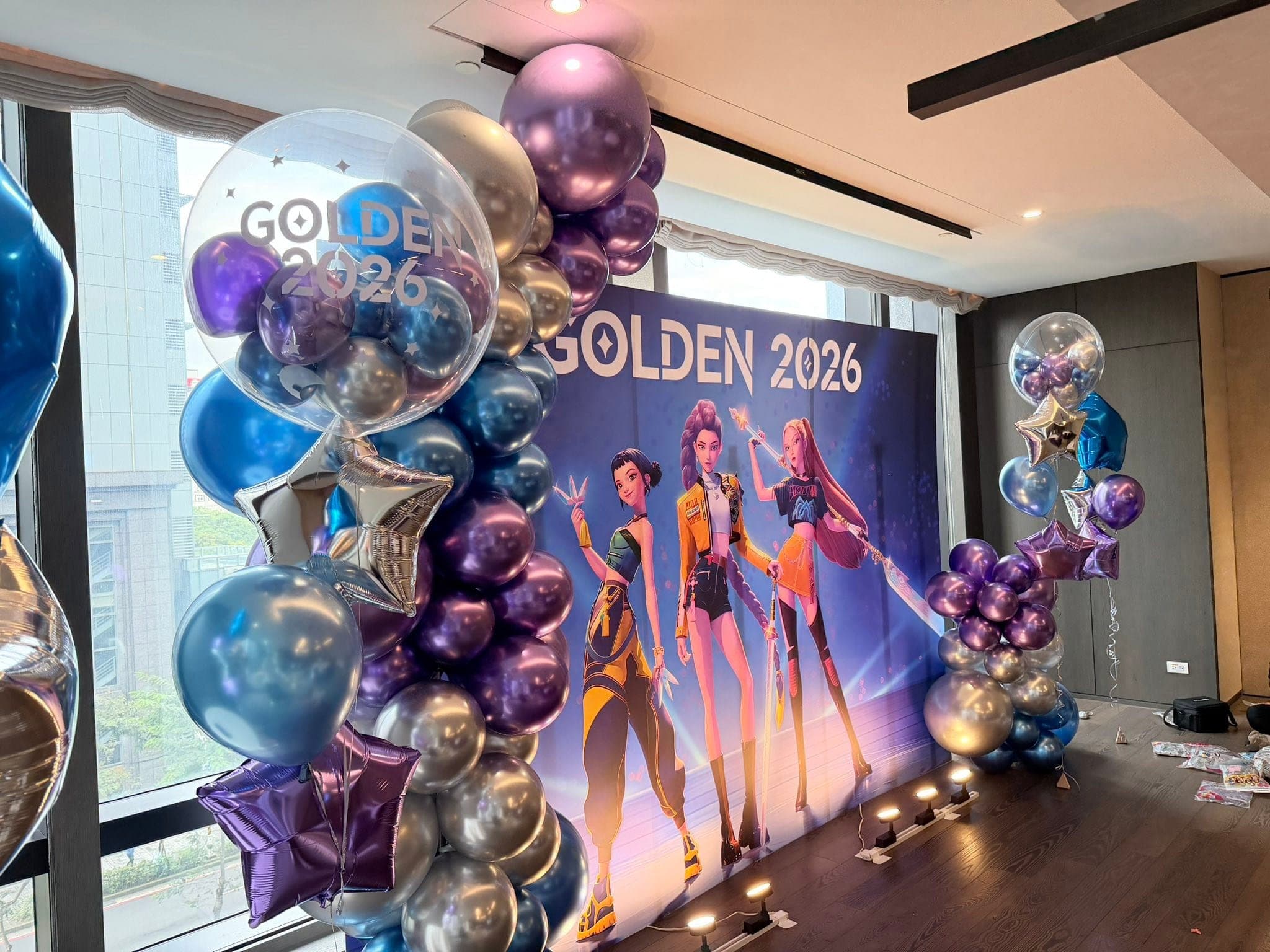 12 月另一場：紫藍銀氣球串近照與 GOLDEN 2026 透明波波球