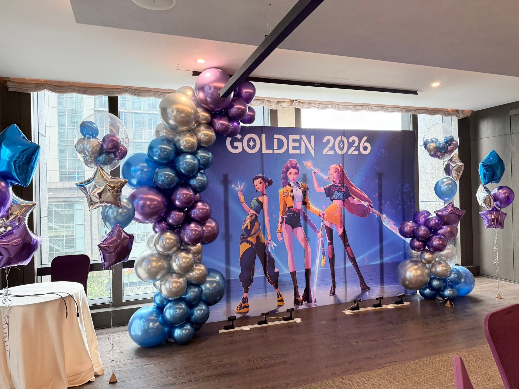 12 月另一場：GOLDEN 2026 獵魔女團背板與紫藍銀氣球串