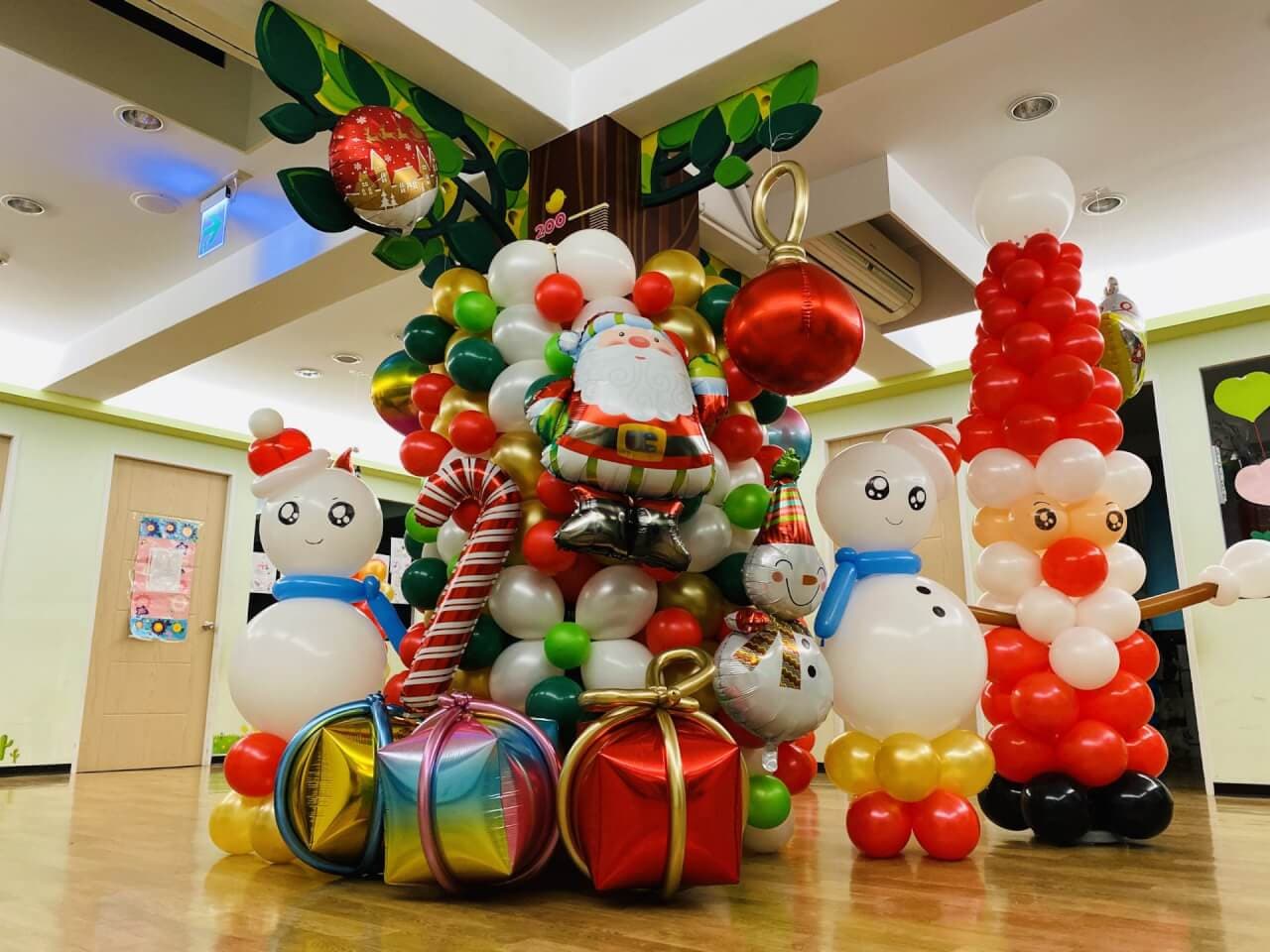 板橋快樂森林托嬰中心，氣球包覆的大樹柱子與雪人、聖誕老人