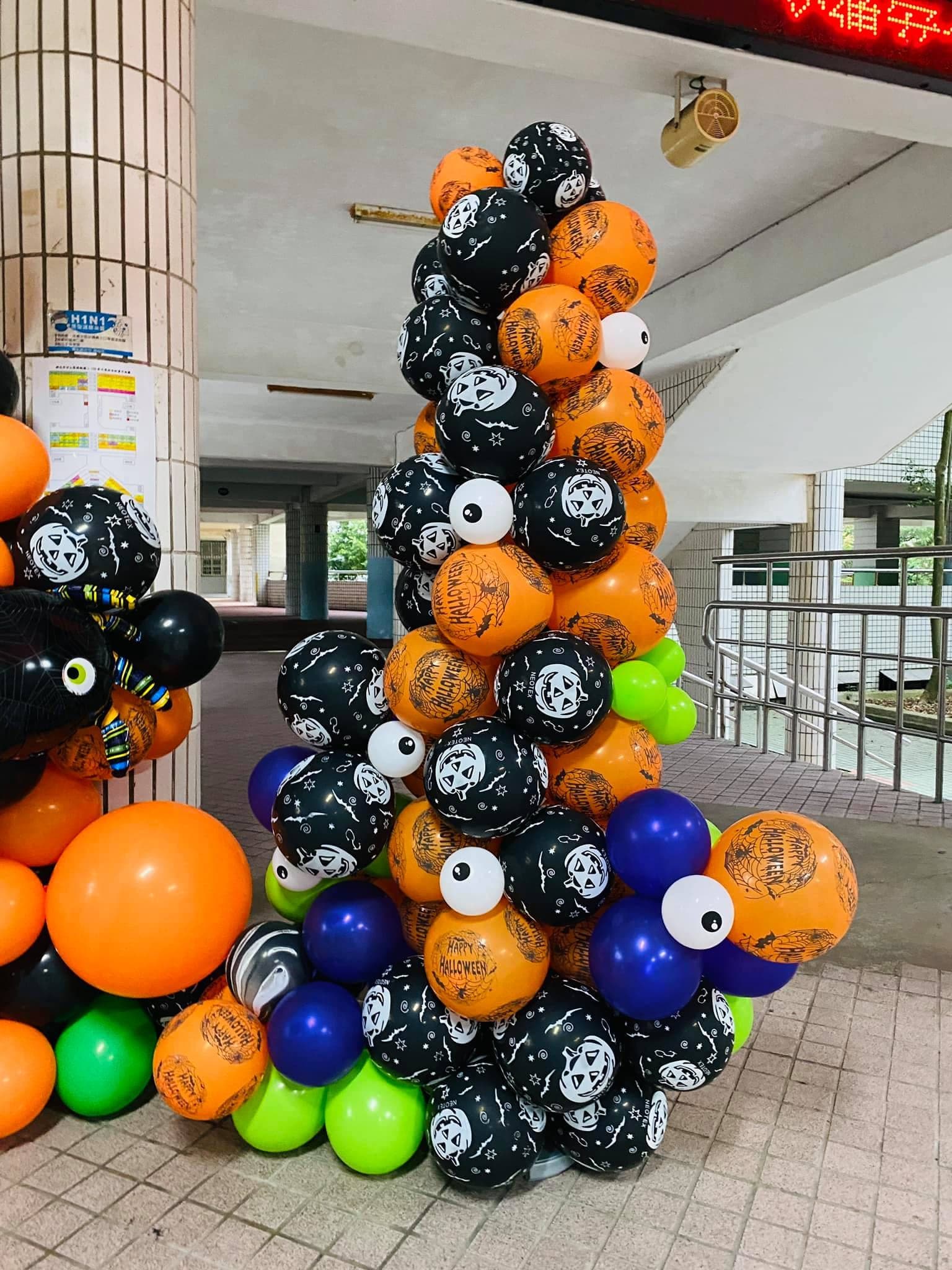 南瓜與 Happy Halloween 印刷球組成的萬聖節氣球柱