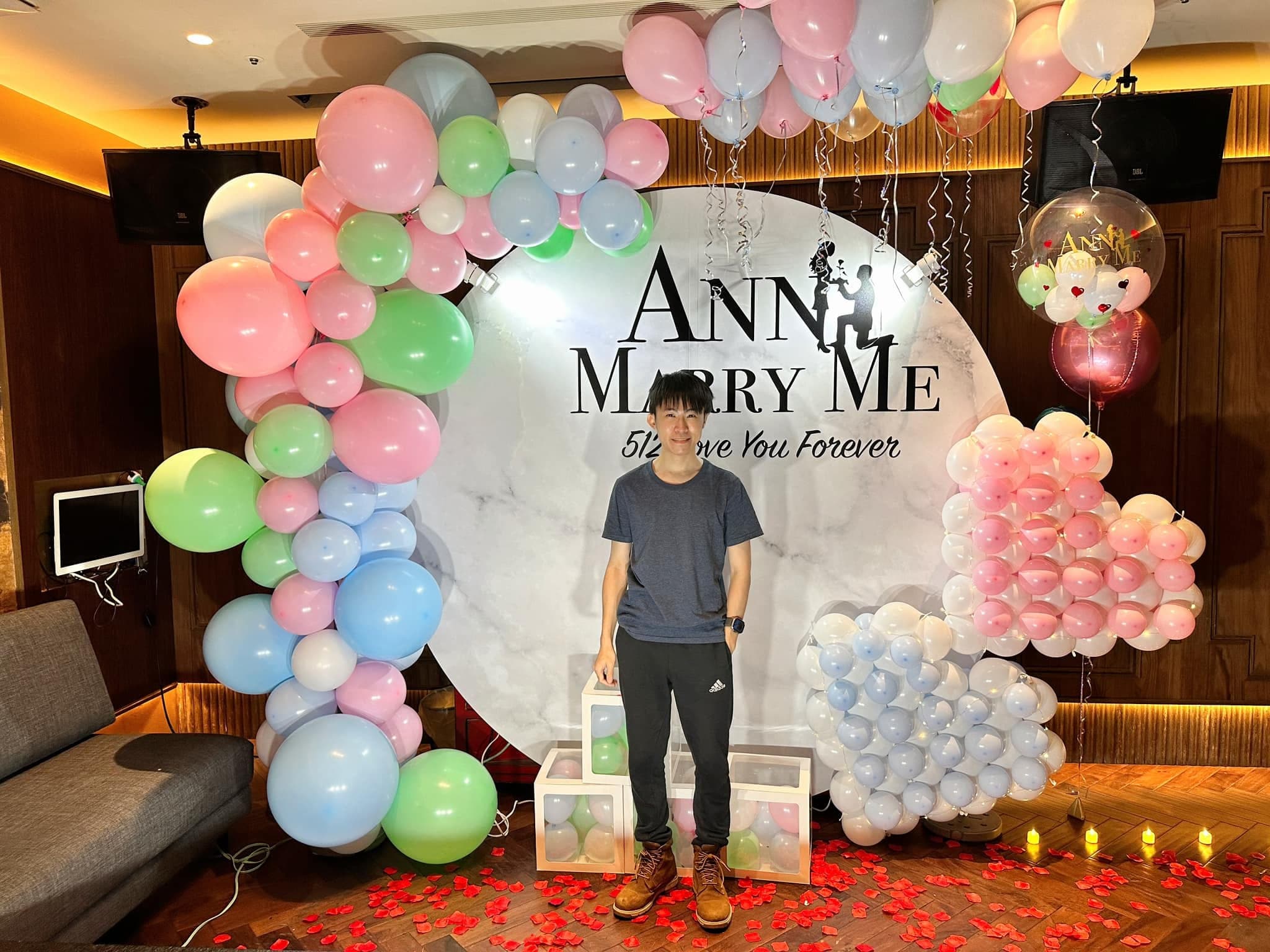 ANN MARRY ME 白色圓形背板,左側馬卡龍色氣球拱門