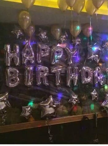 銀色 HAPPY BIRTHDAY 字母氣球與金色氣球、星星氣球佈置