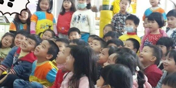 幼兒園小朋友抬頭看魔術，表情又驚訝又開心