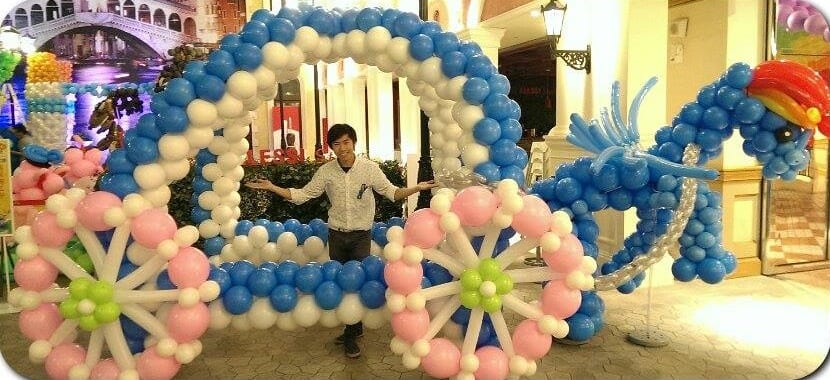 板橋大遠百氣球展的彩虹小馬車,藍白車廂配粉紅車輪與彩虹鬃毛小馬
